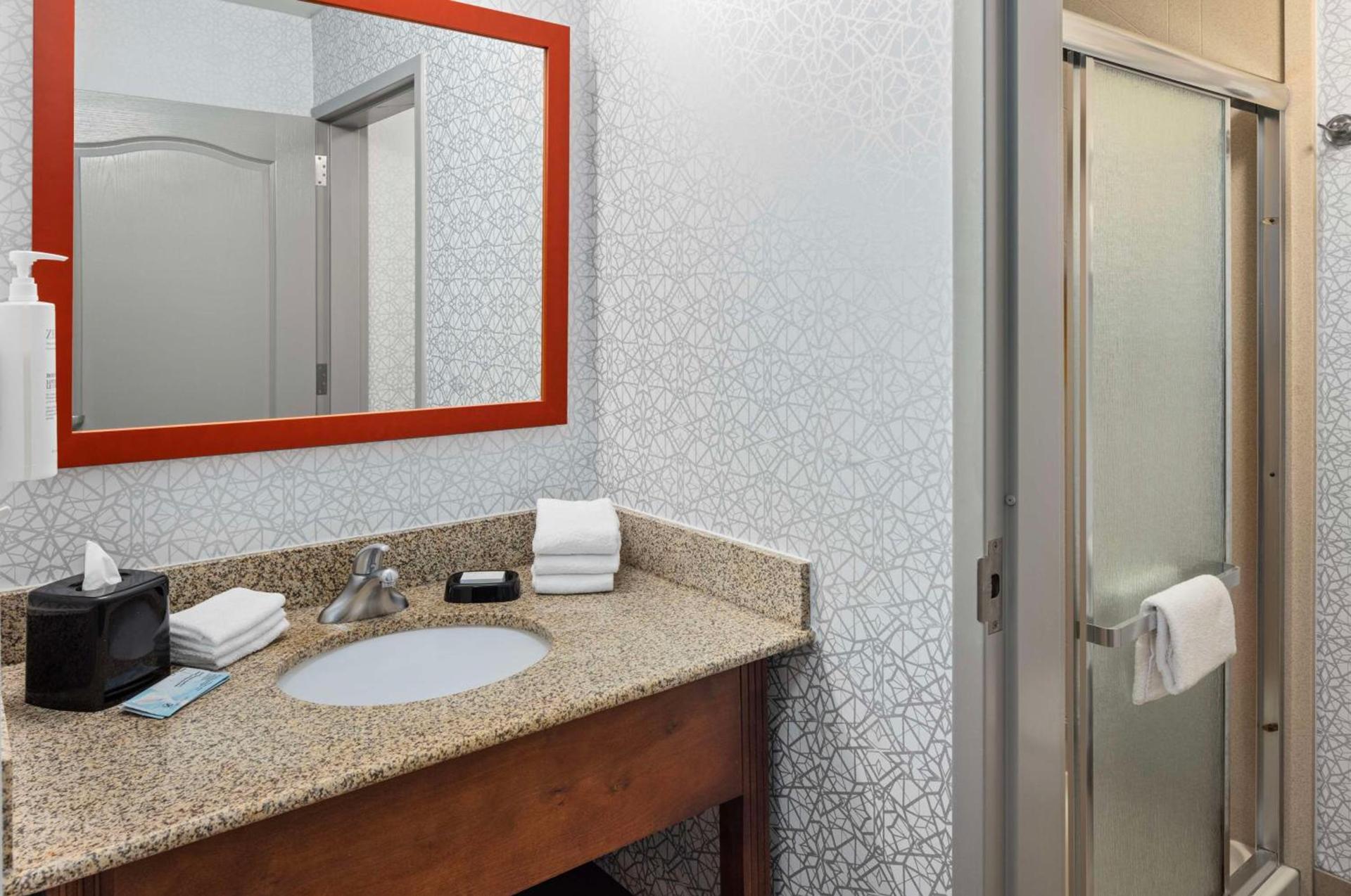 Hampton Inn Fairmont photo 17