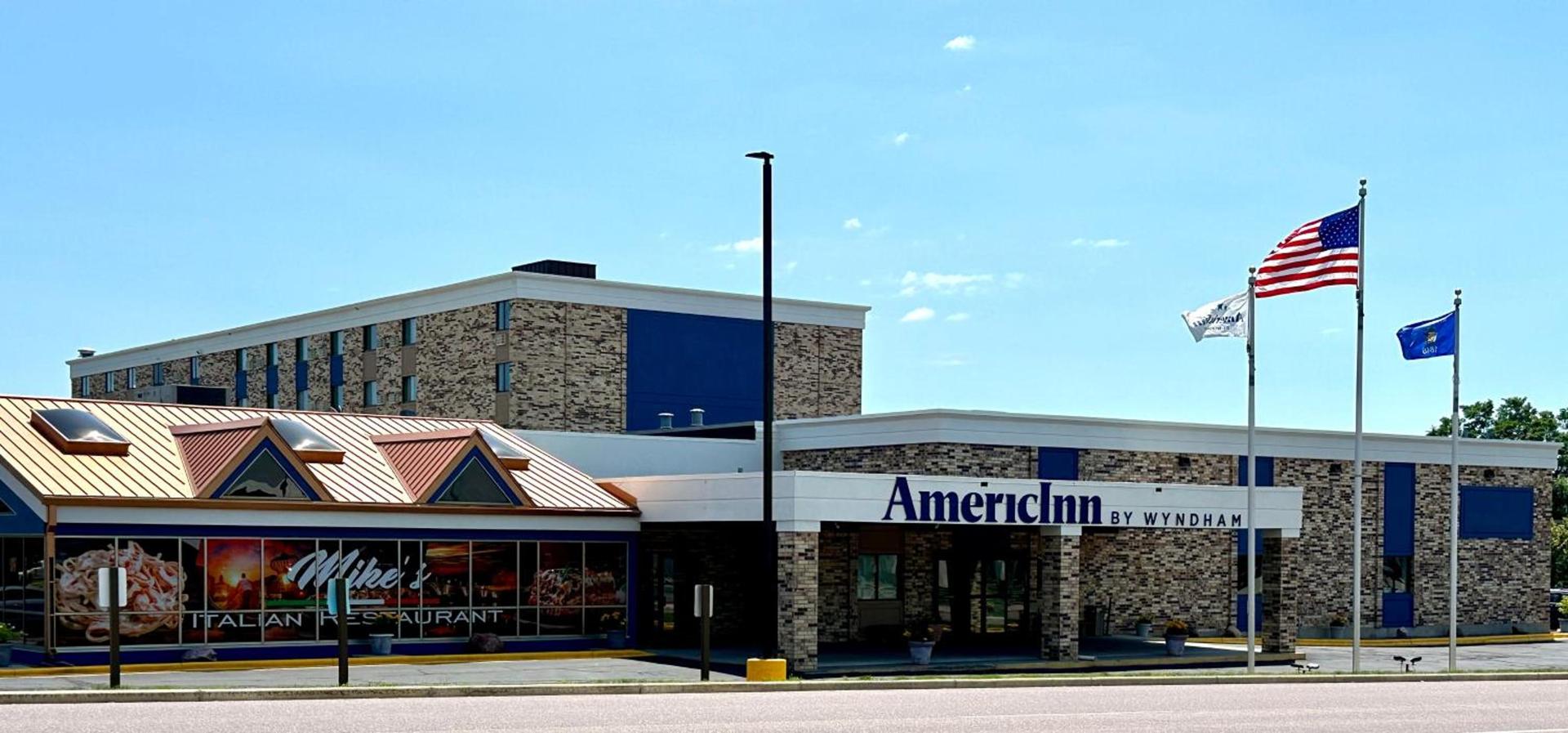 AmericInn & Suites by Wyndham Baraboo Event Center — hotel in Baraboo