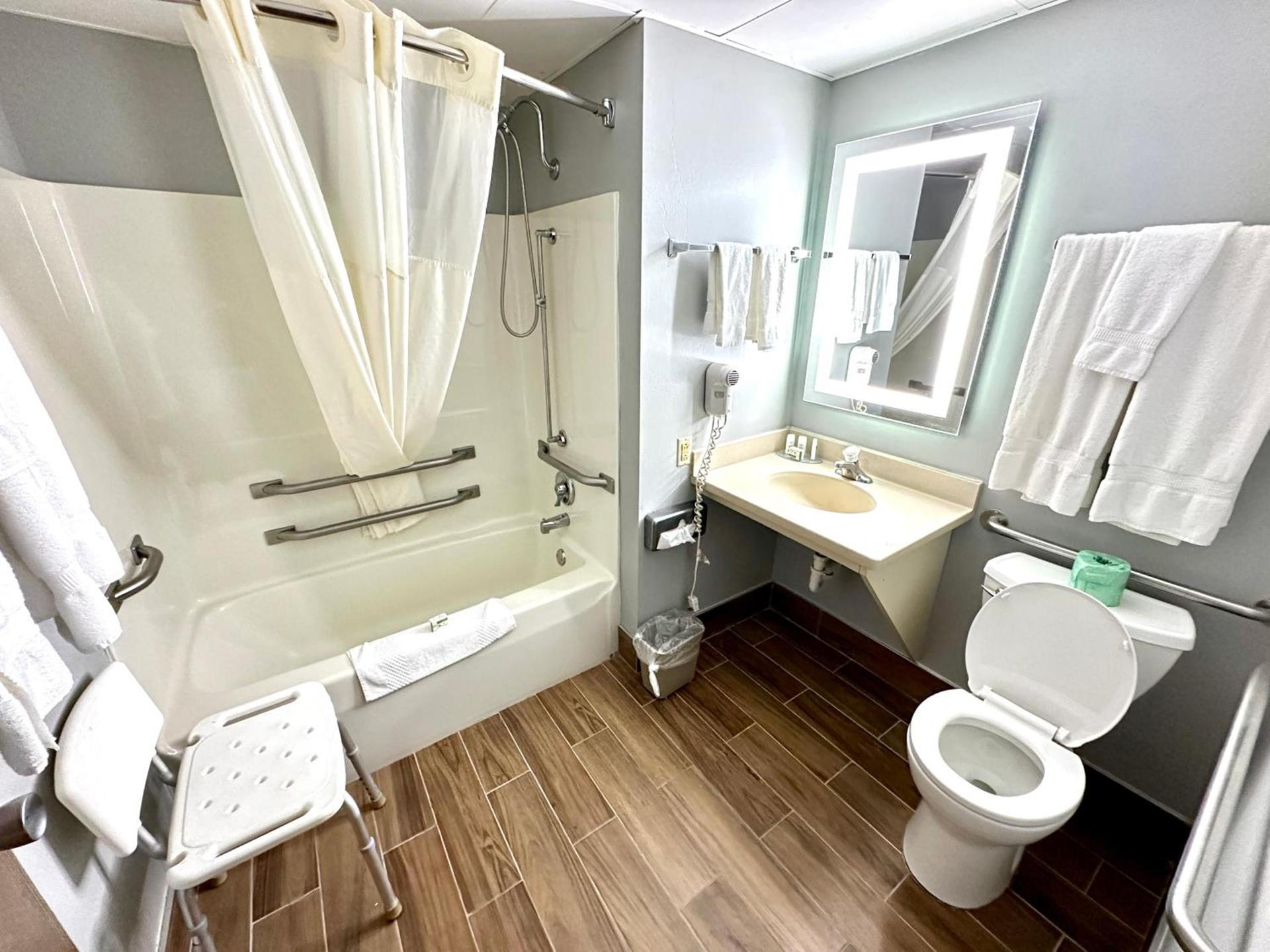 AmericInn & Suites by Wyndham Baraboo Event Center photo 10
