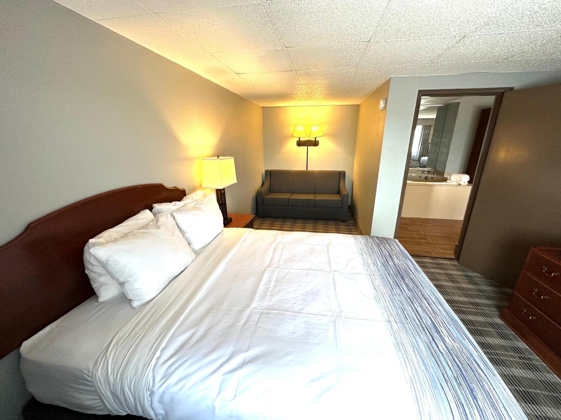 AmericInn & Suites by Wyndham Baraboo Event Center photo 13