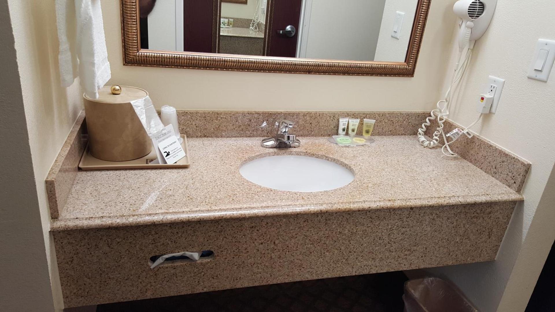 Budget Host Inn and Suites Cameron photo 13