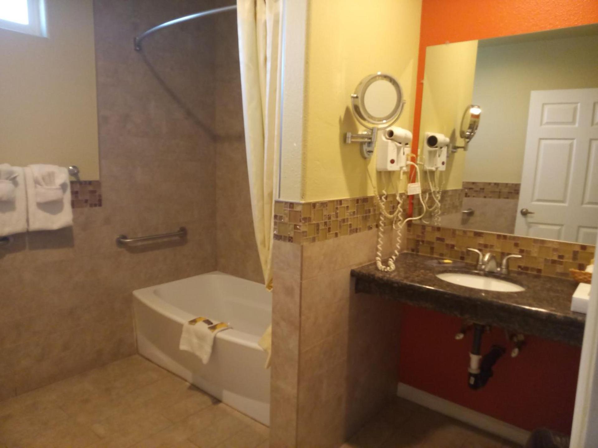 Rodeway Inn and Suites near Coachella photo 11