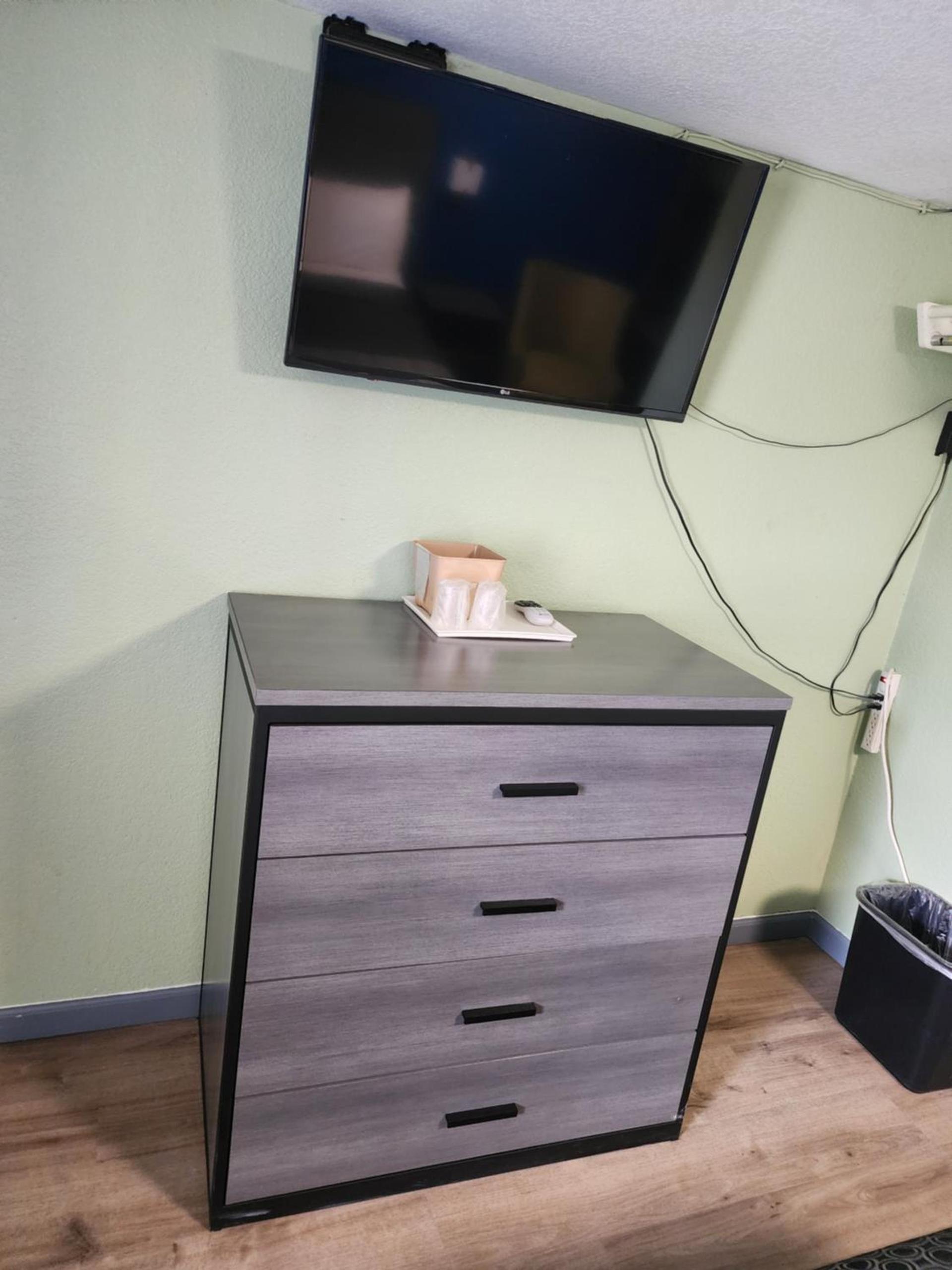 Plaza Motel photo 12