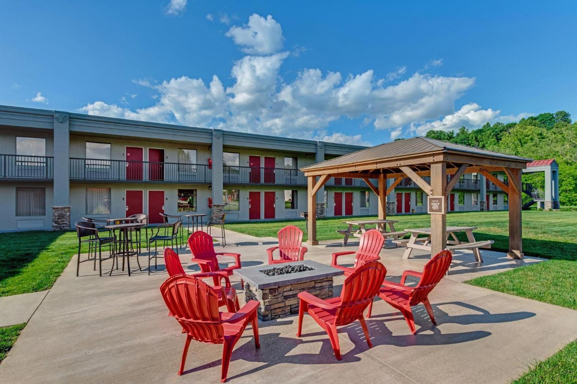 Red Roof Inn & Suites Wilkesboro photo 5
