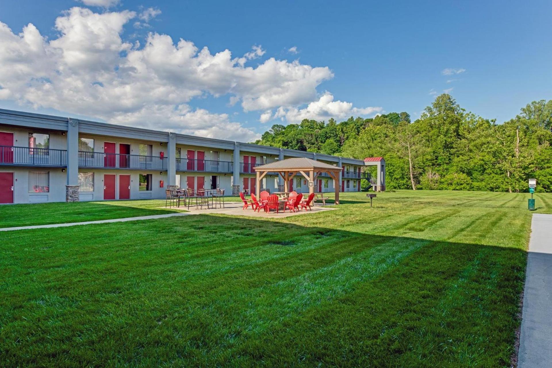 Red Roof Inn & Suites Wilkesboro photo 4