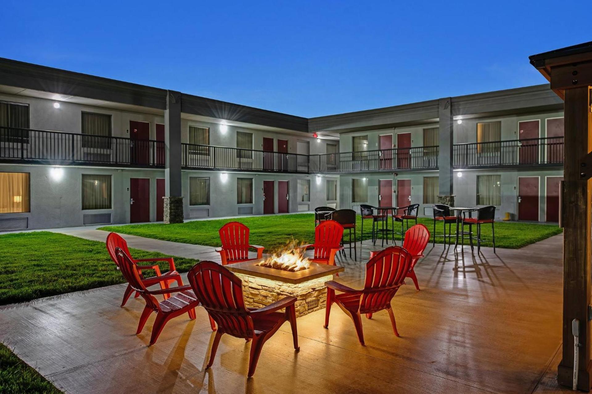 Red Roof Inn & Suites Wilkesboro photo 10