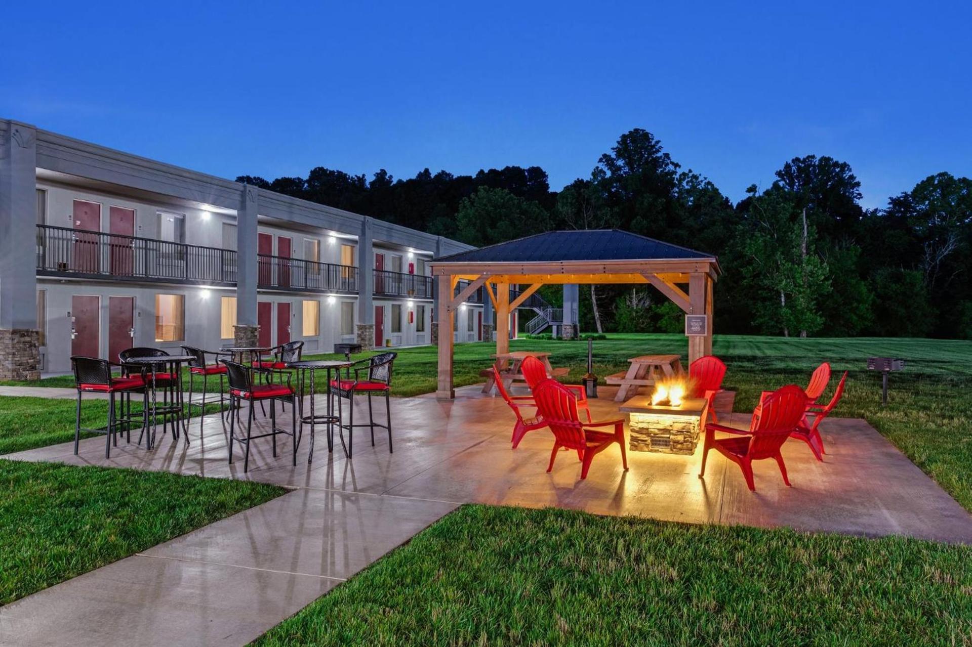 Red Roof Inn & Suites Wilkesboro photo 9