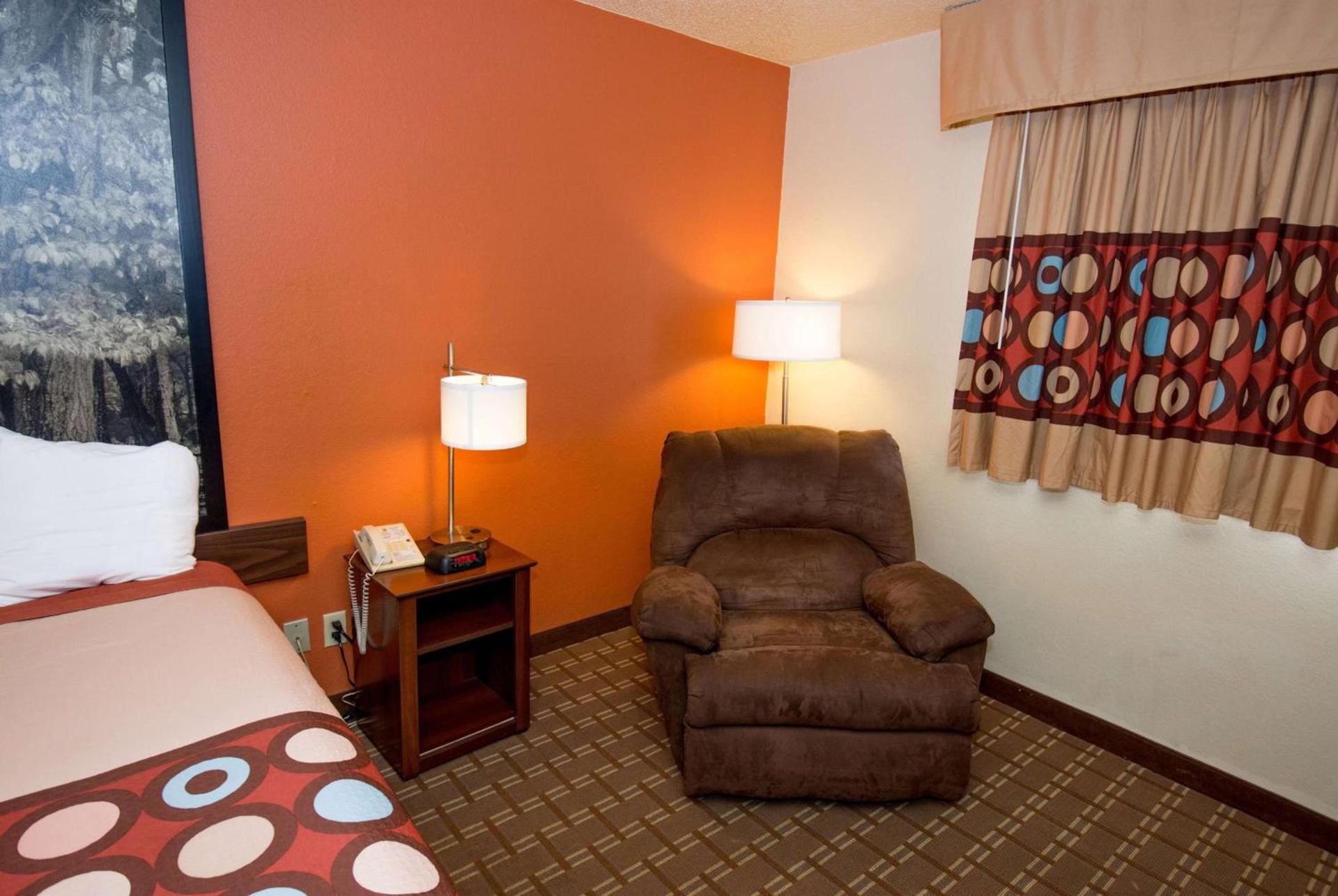 Super 8 by Wyndham Altoona photo 9