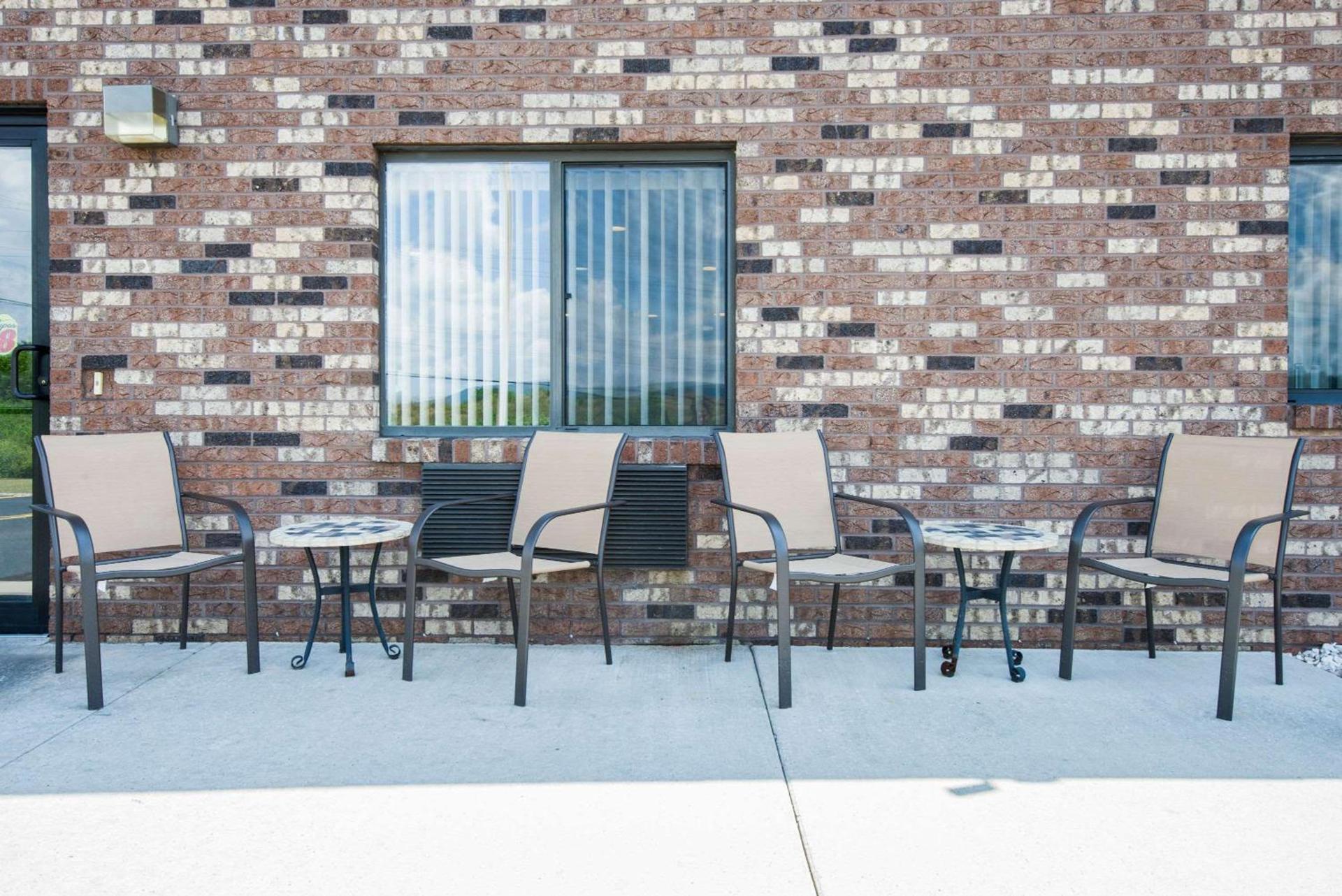 Super 8 by Wyndham Altoona photo 4