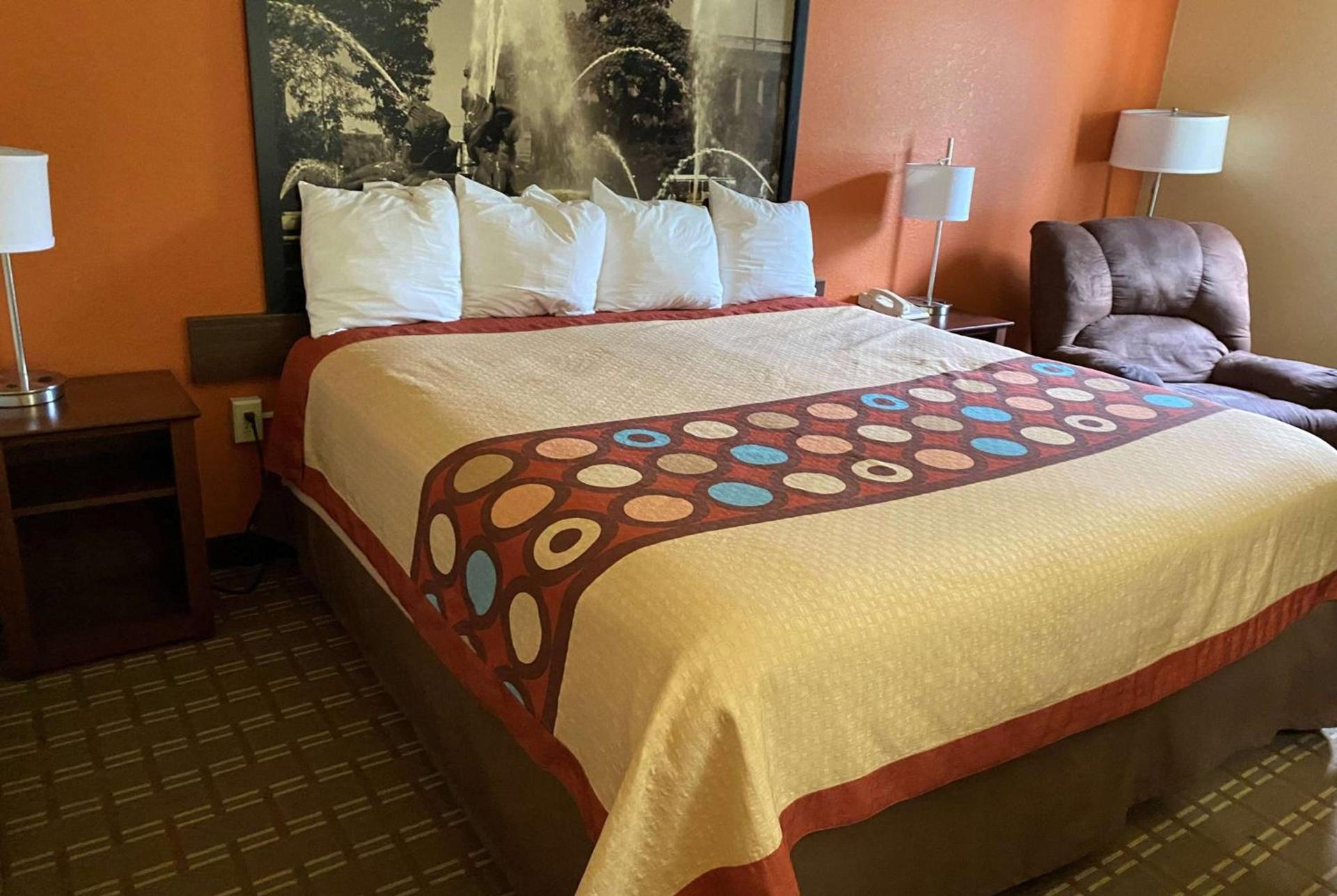 Super 8 by Wyndham Altoona photo 7