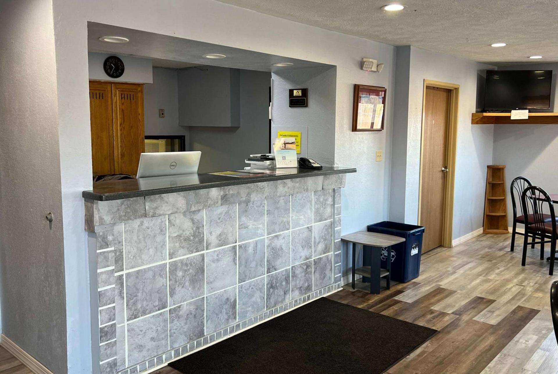 Super 8 by Wyndham Altoona photo 11