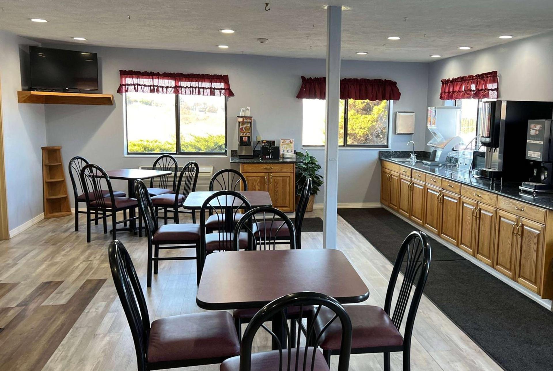 Super 8 by Wyndham Altoona photo 10