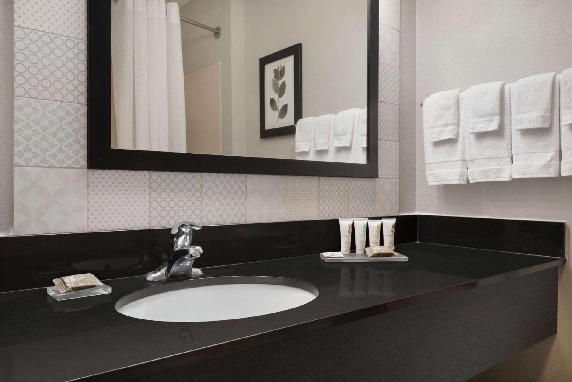 Country Inn & Suites by Radisson, Brookings photo 9