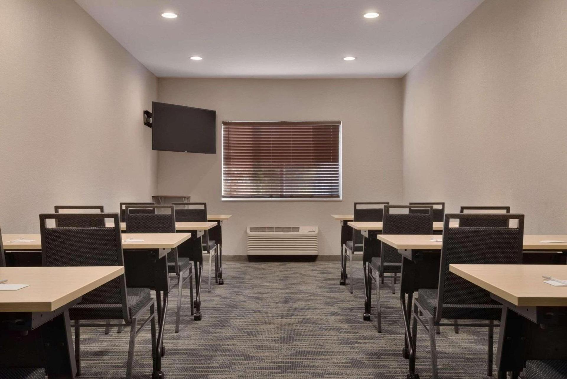 Country Inn & Suites by Radisson, Brookings photo 34