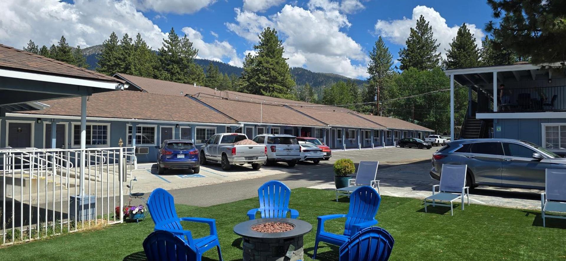 Bluebird Day Inn & Suites photo 1
