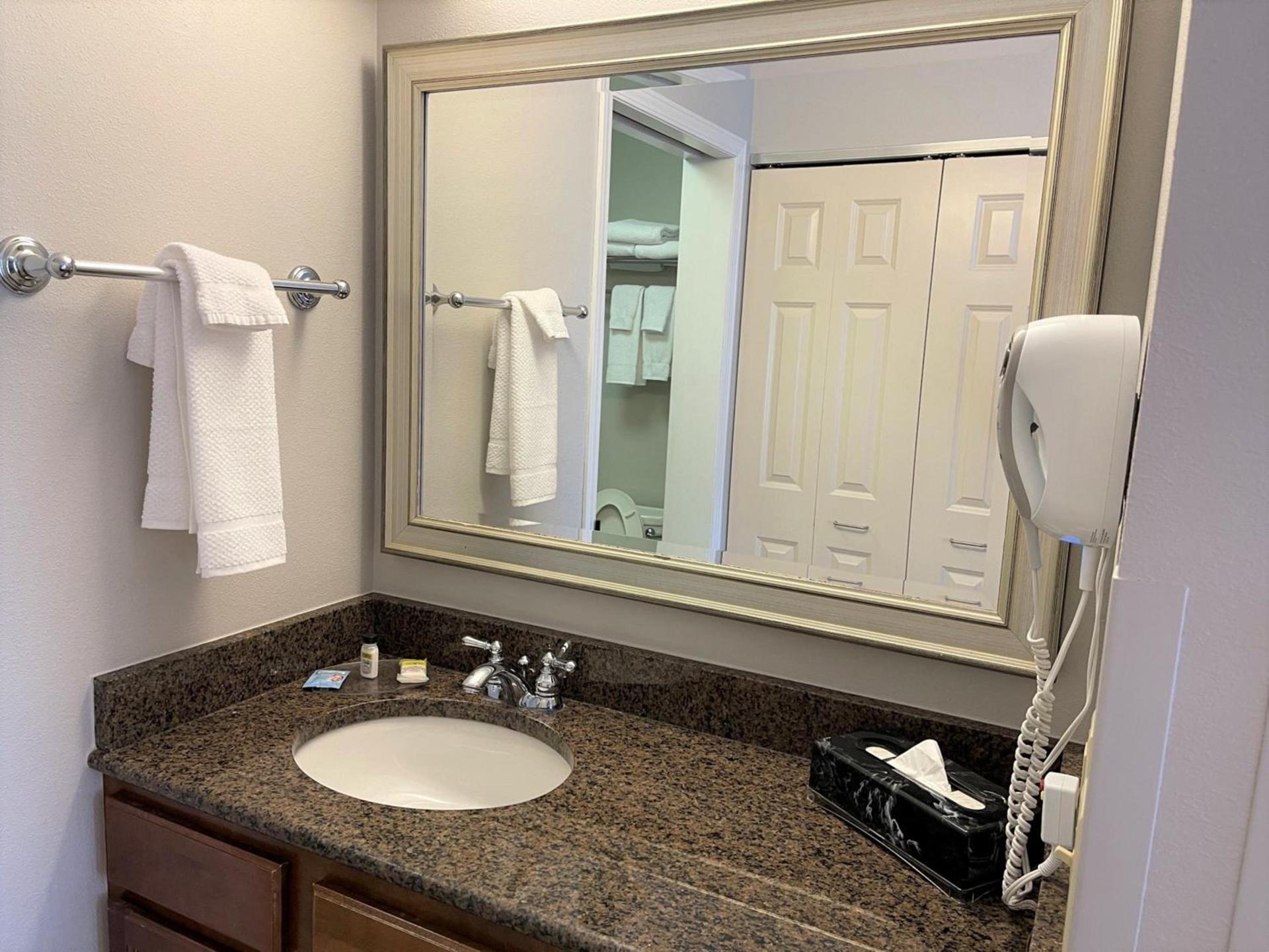 Staybridge Suites Milwaukee West-Oconomowoc by IHG photo 31