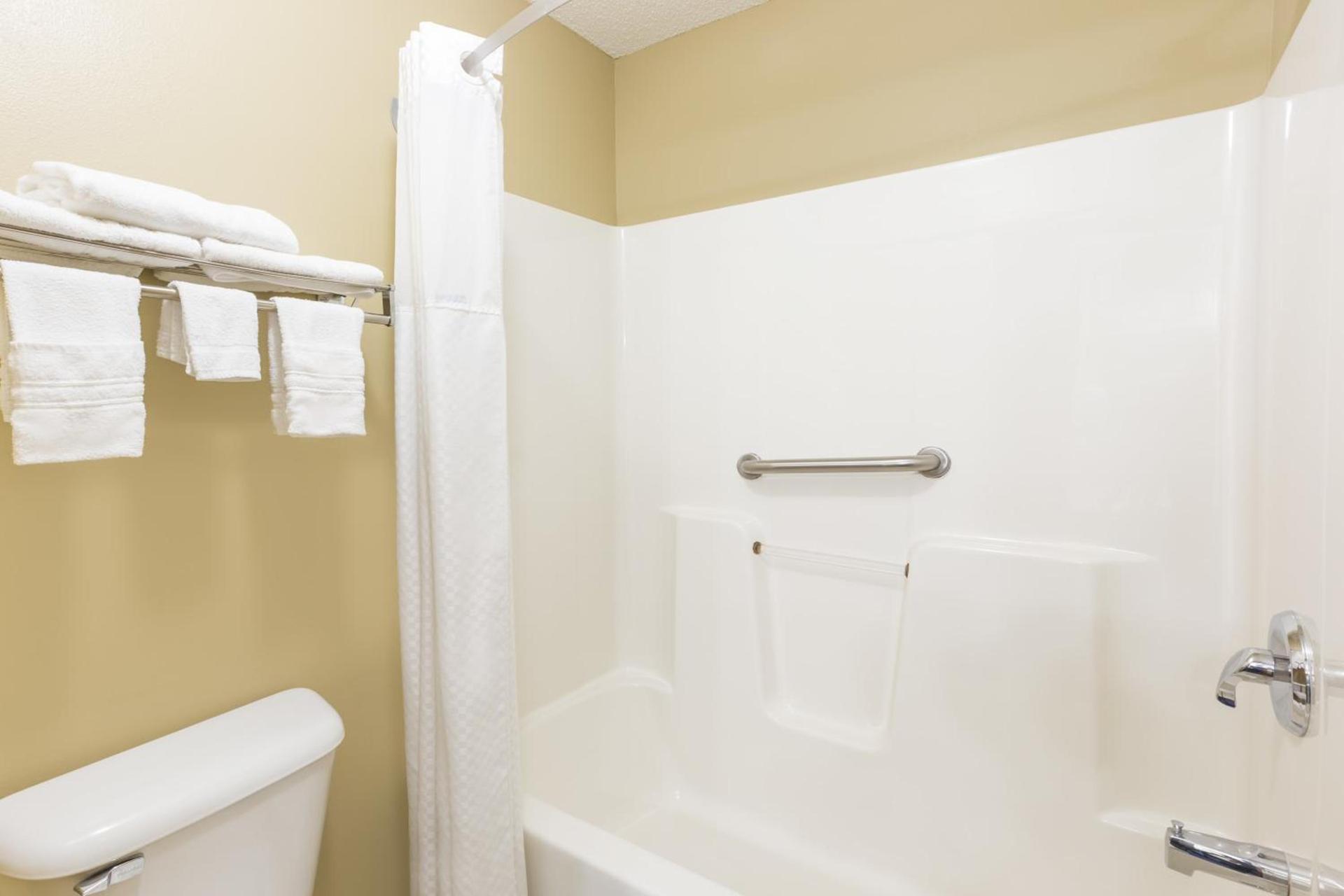 Super 8 by Wyndham Sioux Falls photo 21