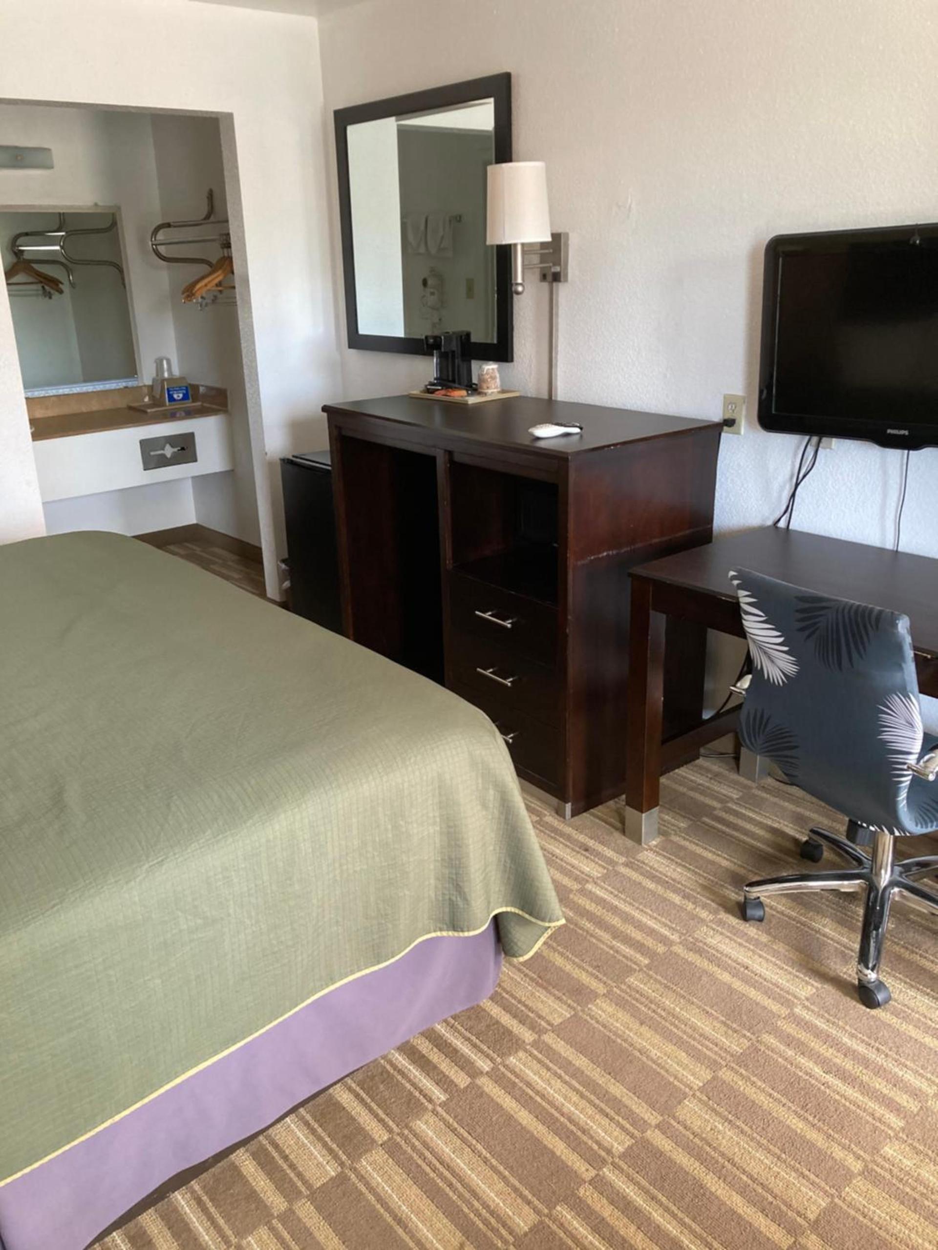 Americas Best Value Inn Clute photo 23