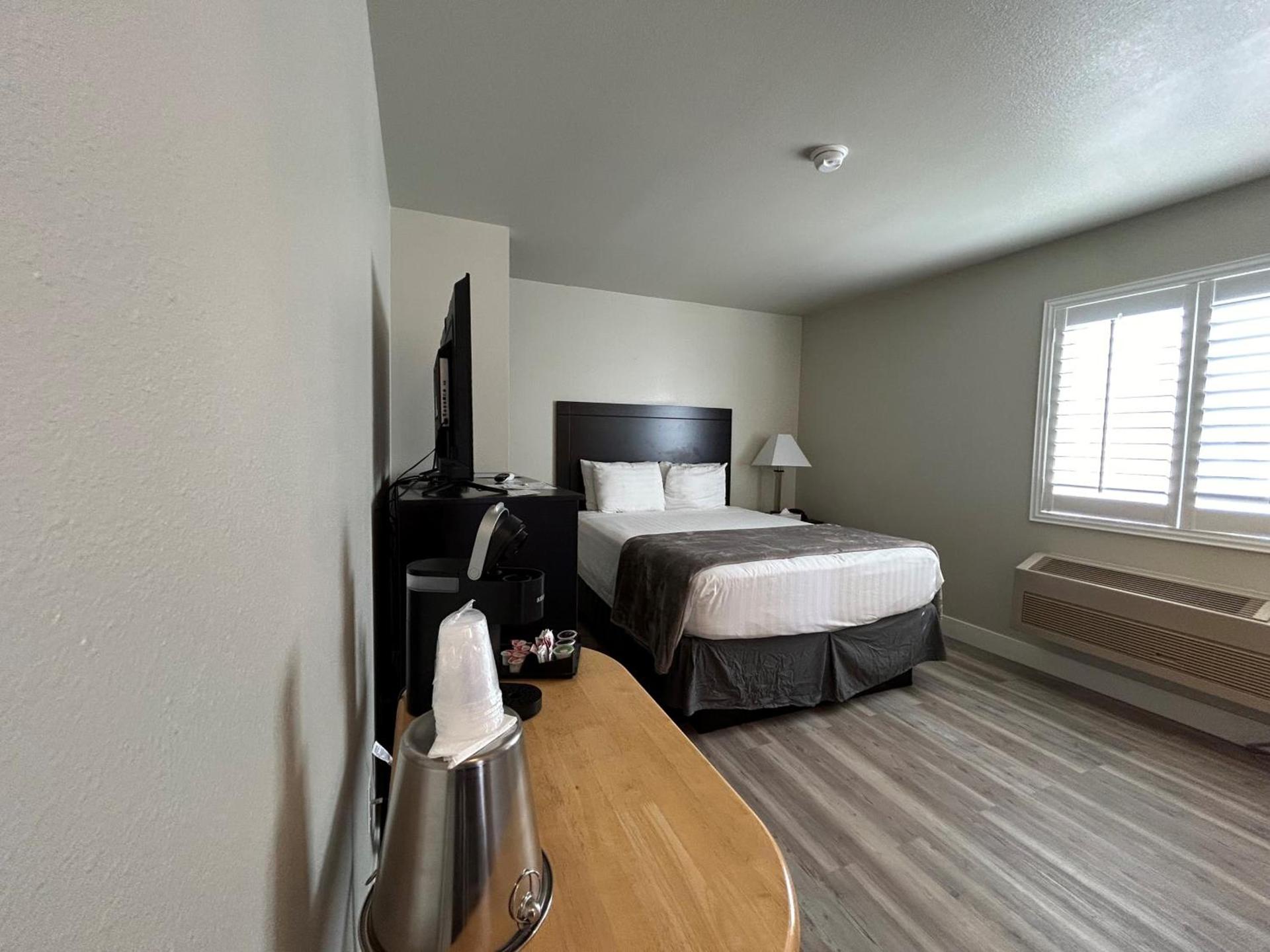 HWY 50 Inn photo 13