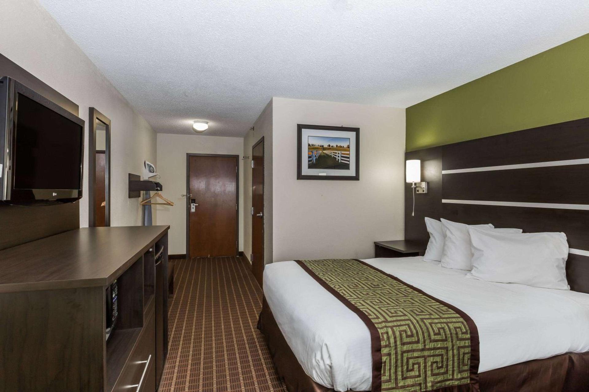 Baymont by Wyndham Louisville South/Shepherdsville/I 65 photo 24