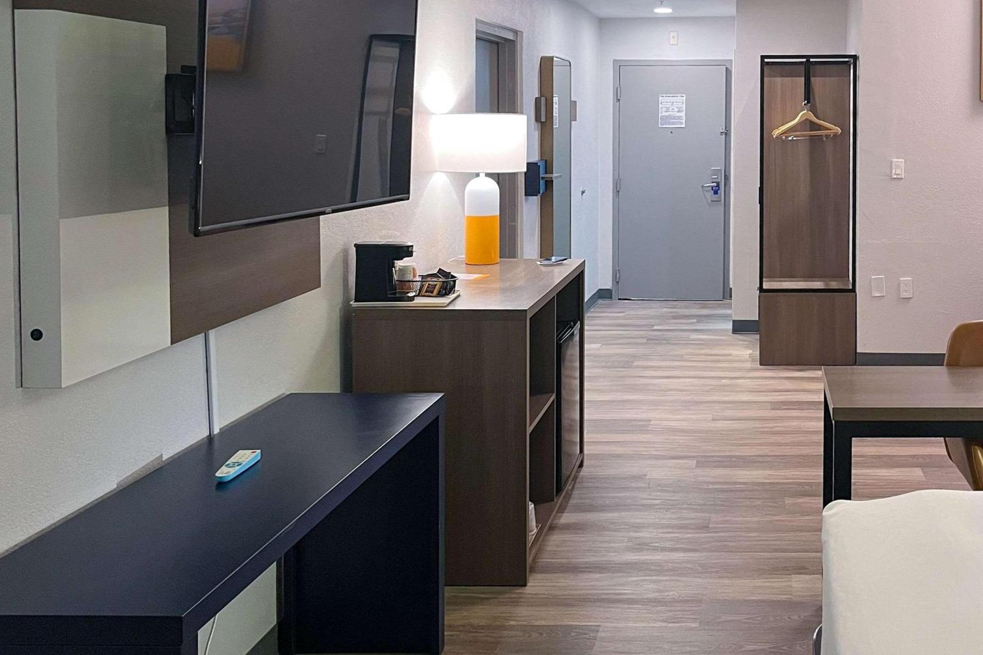 Comfort Suites Clearwater - Dunedin photo 3