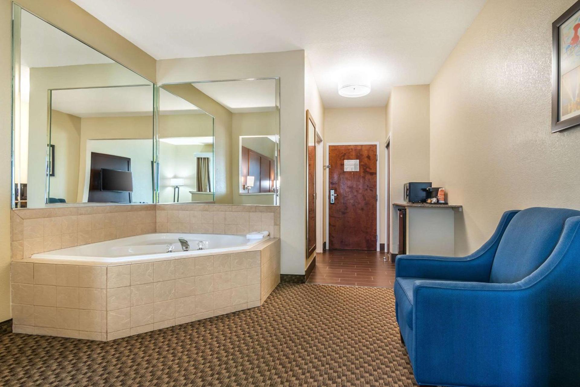 Comfort Suites - Jefferson City photo 40