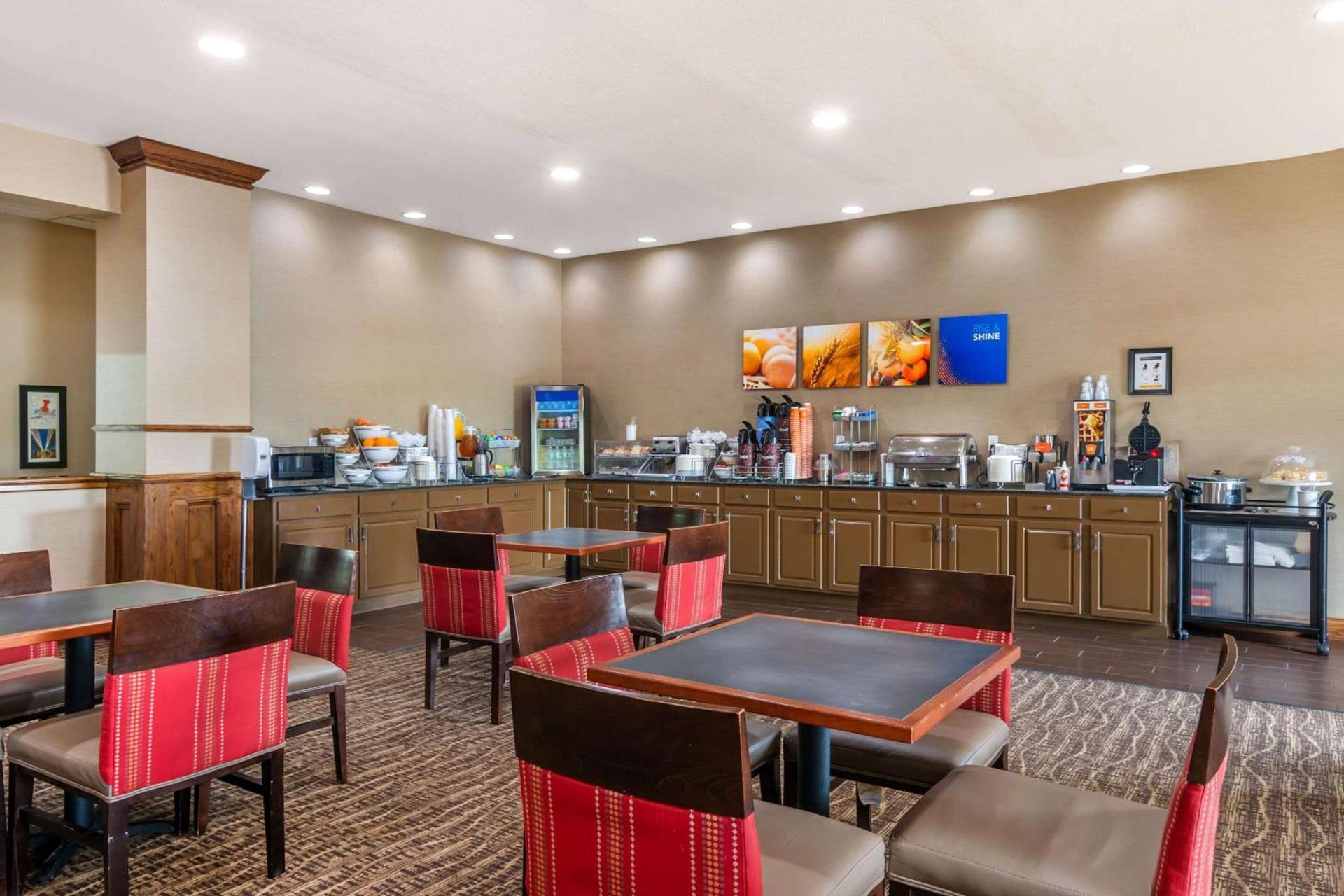 Comfort Suites - Jefferson City photo 51