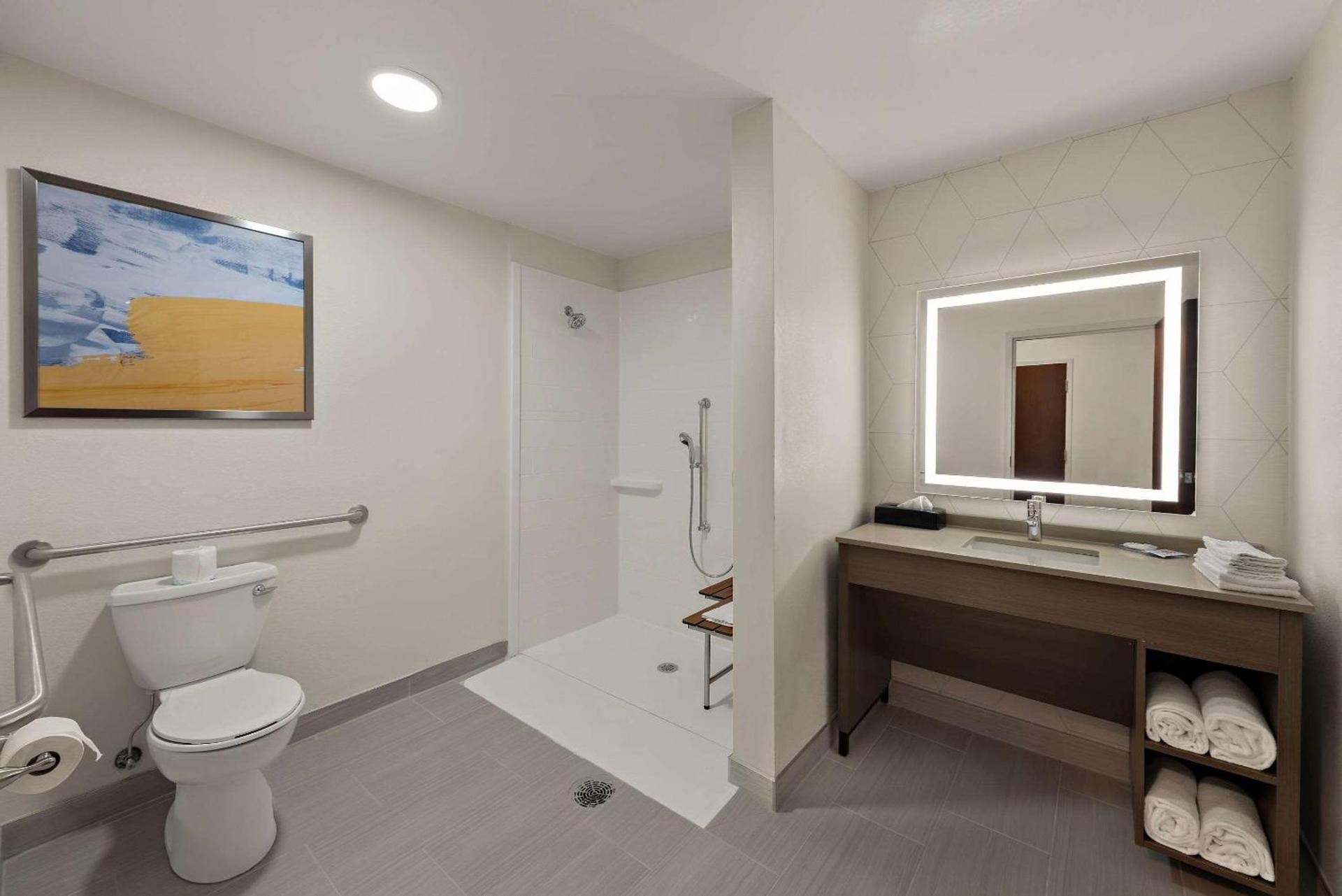 Comfort Suites Columbus East Broad photo 14