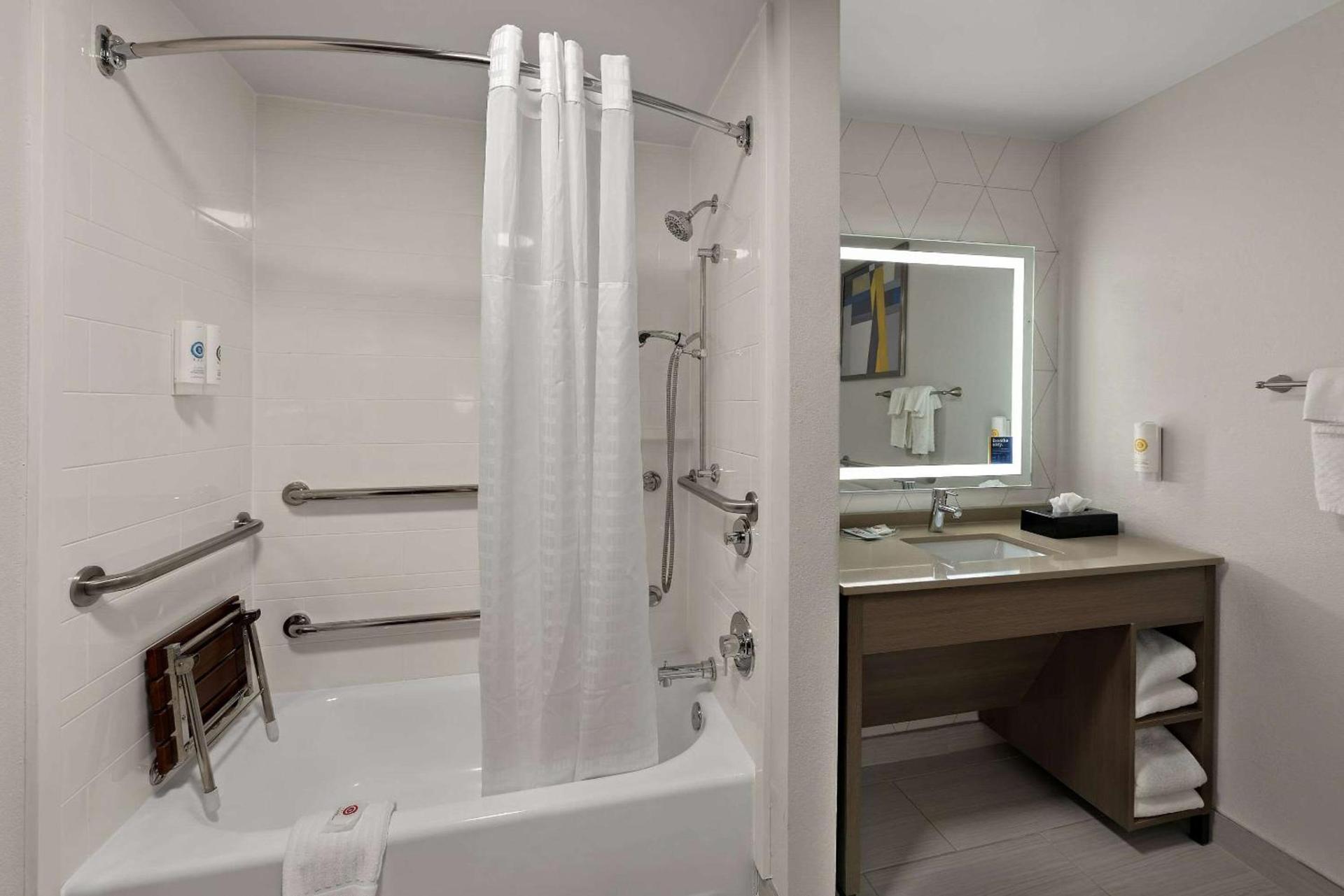 Comfort Suites Columbus East Broad photo 17