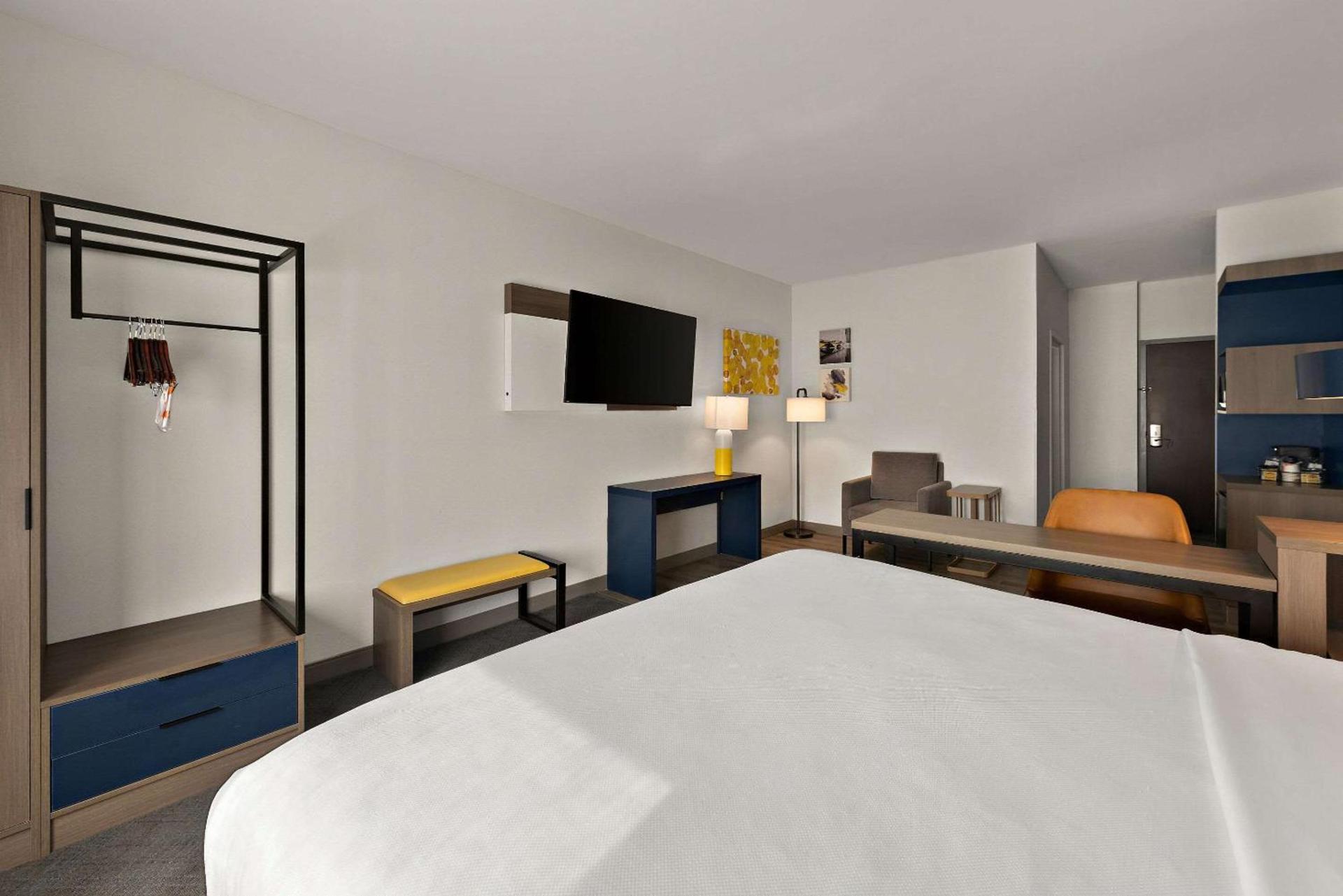 Comfort Suites Columbus East Broad photo 24