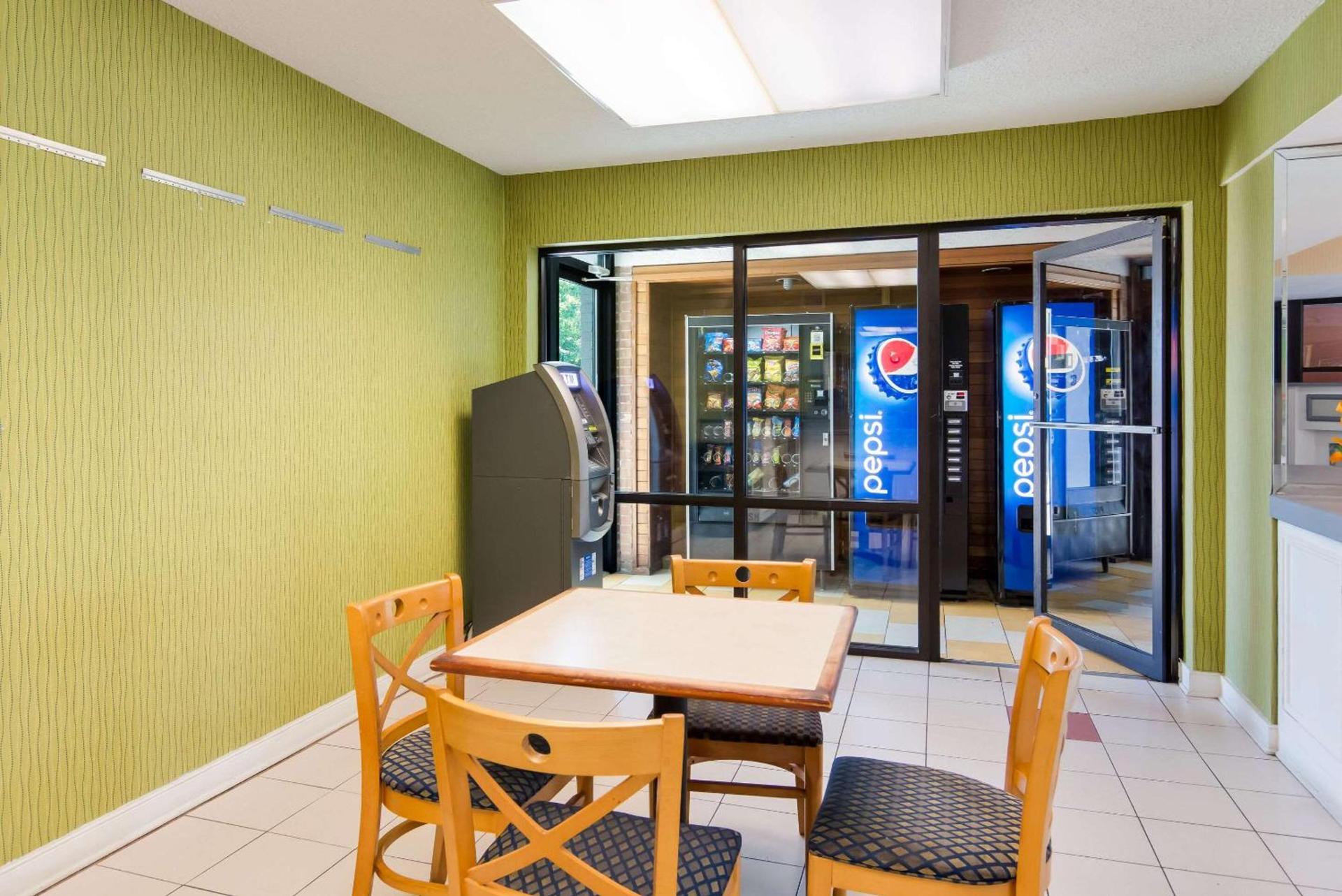Rodeway Inn At Fort Lee photo 29
