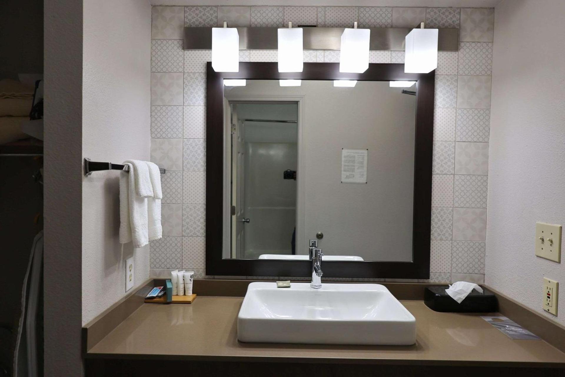 Country Inn & Suites by Radisson, Sparta, WI photo 22