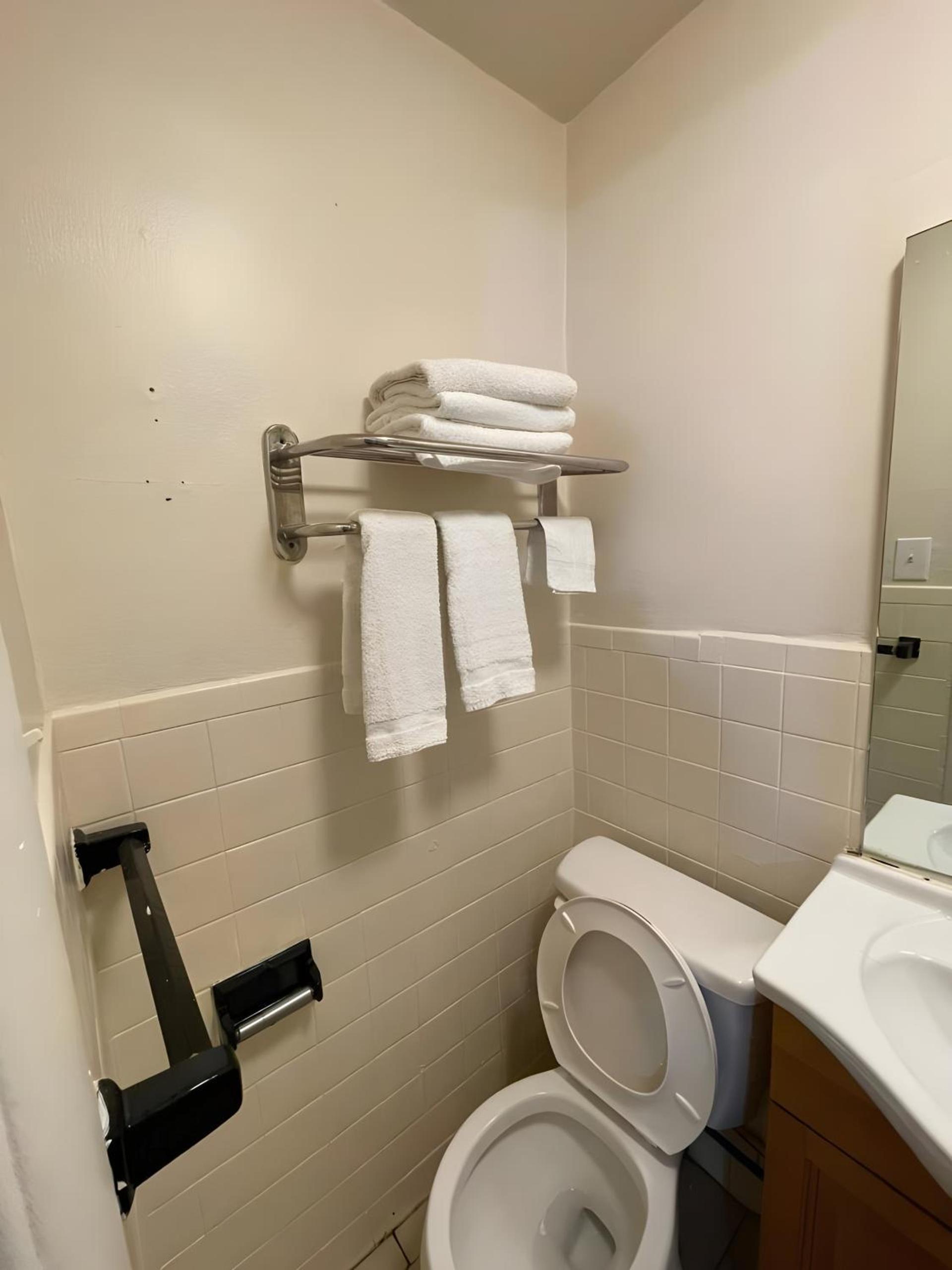 Scottish Inns - Middletown photo 18