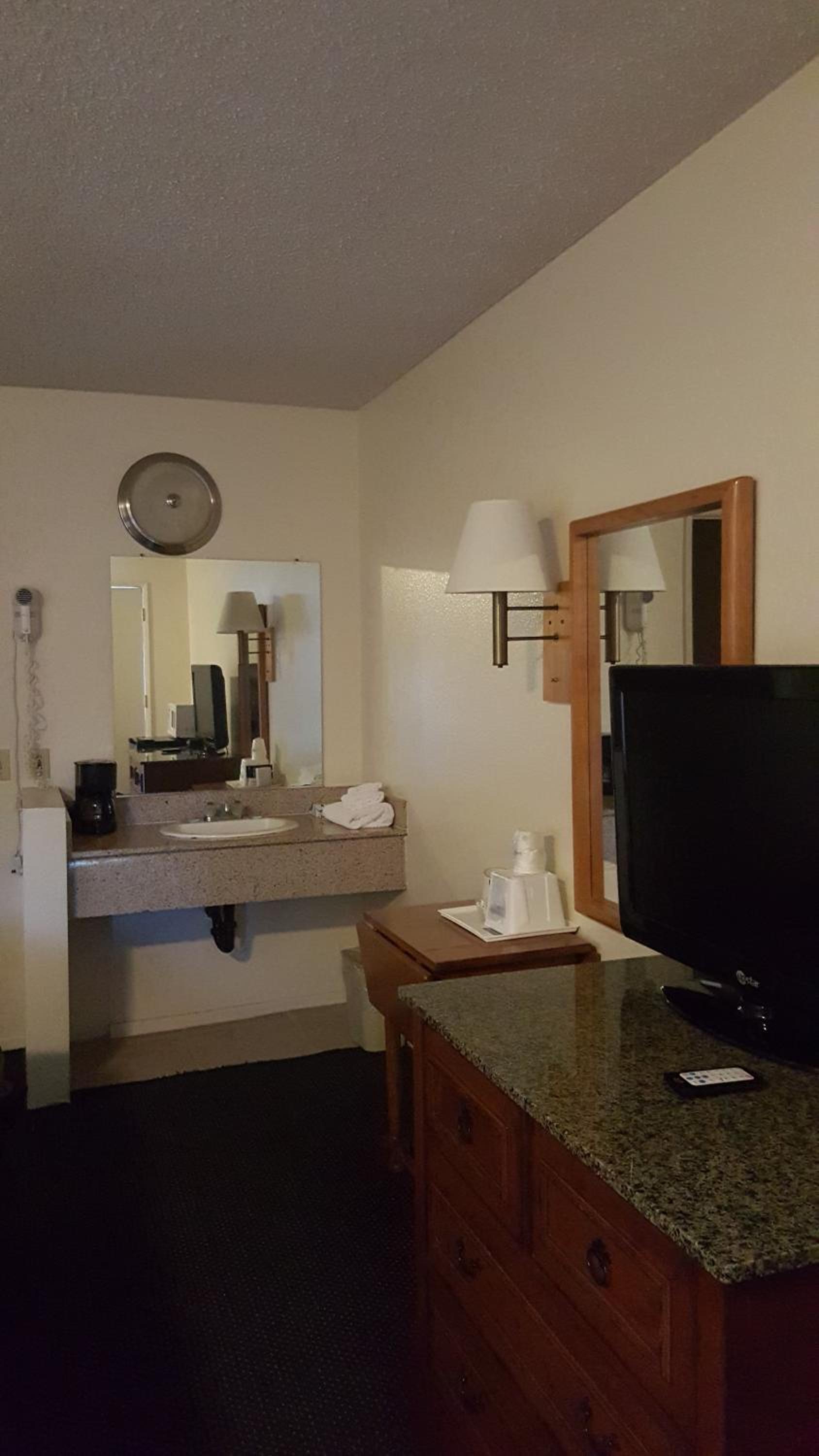 Travelodge by Wyndham Indio photo 2
