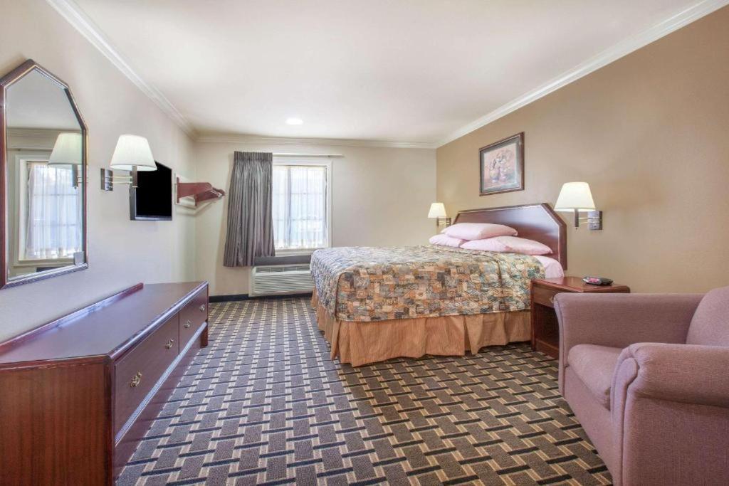 Super 8 by Wyndham Tyler TX photo 21