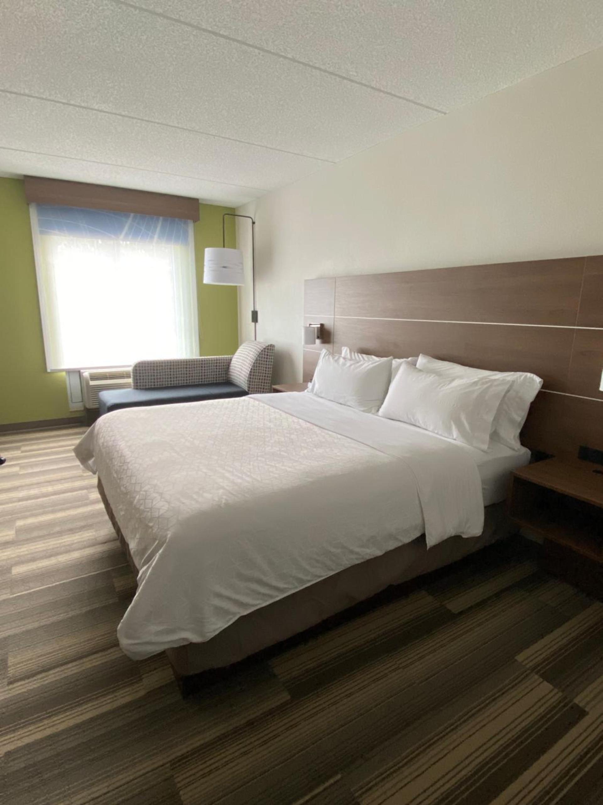Holiday Inn Express Hotel & Suites Warrenton by IHG photo 7