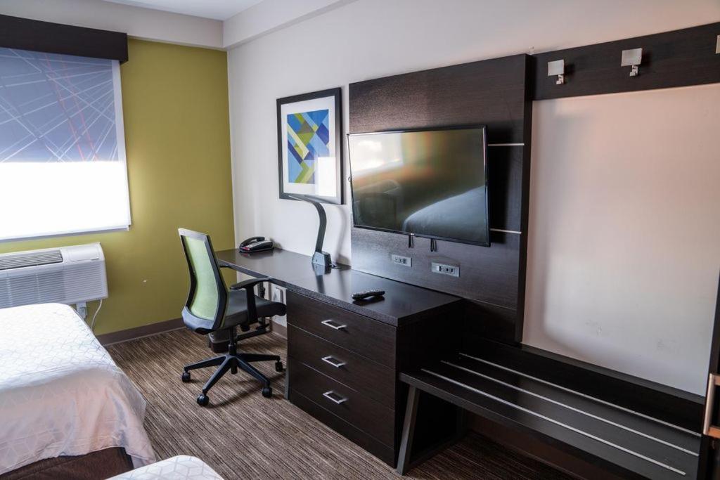 Holiday Inn Express Maspeth by IHG photo 2