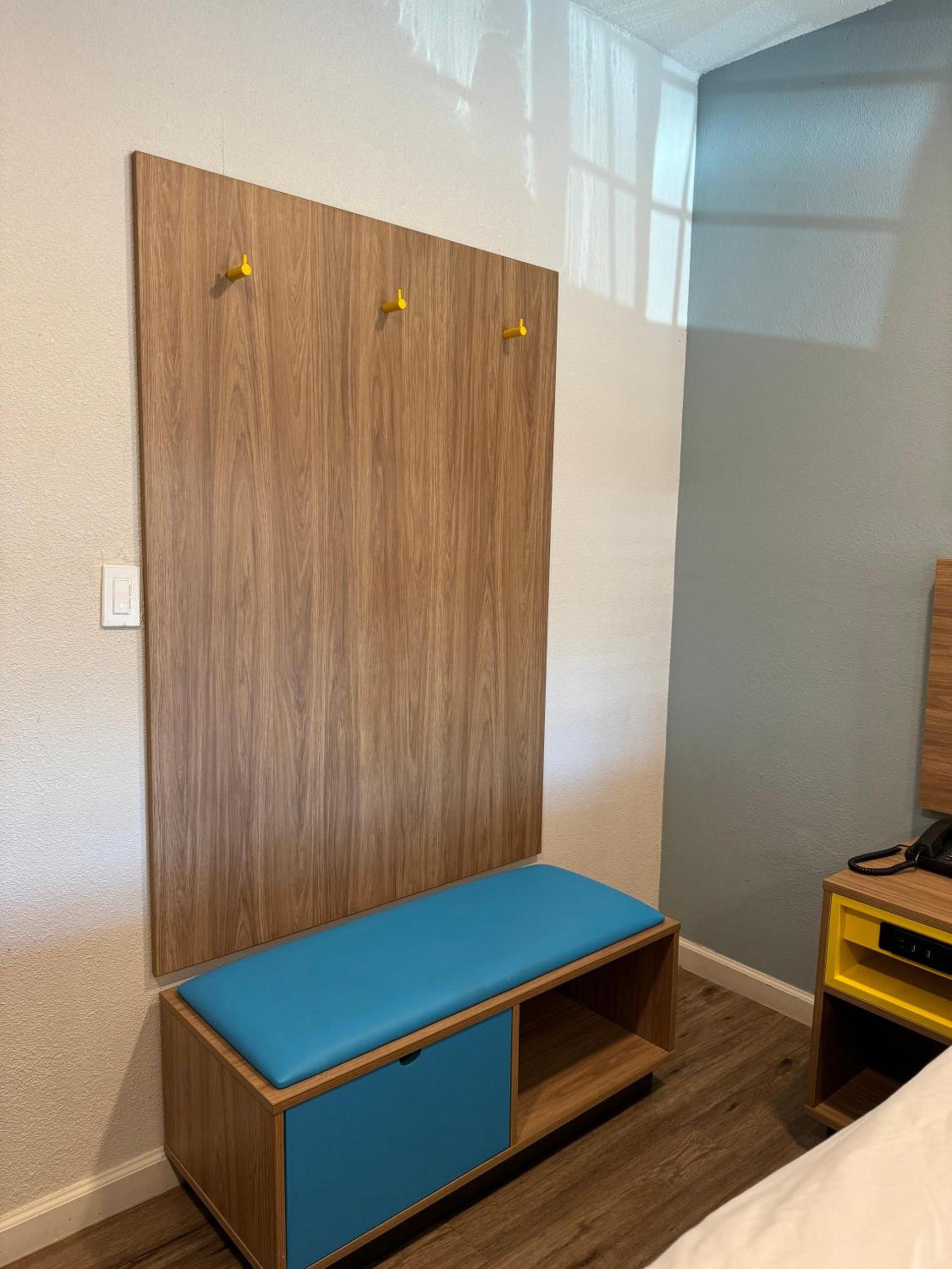 Days-Inn by Wyndham Bakersfield photo 11