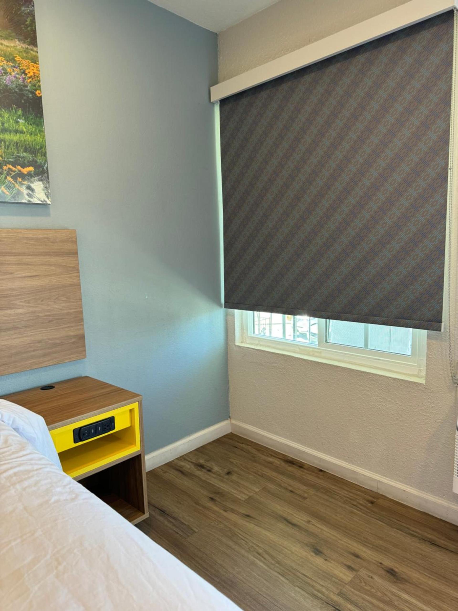 Days-Inn by Wyndham Bakersfield photo 13