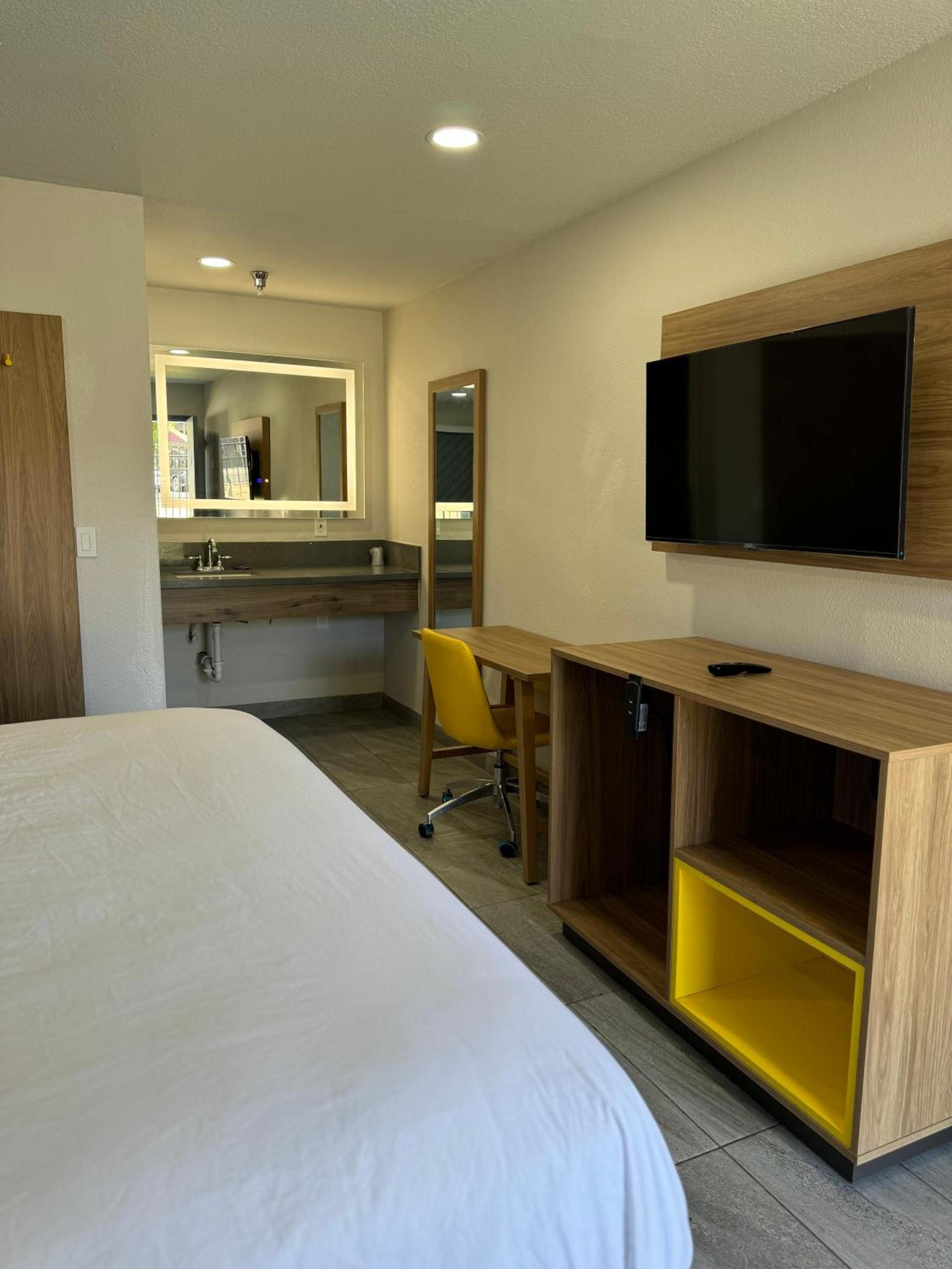 Days-Inn by Wyndham Bakersfield photo 15