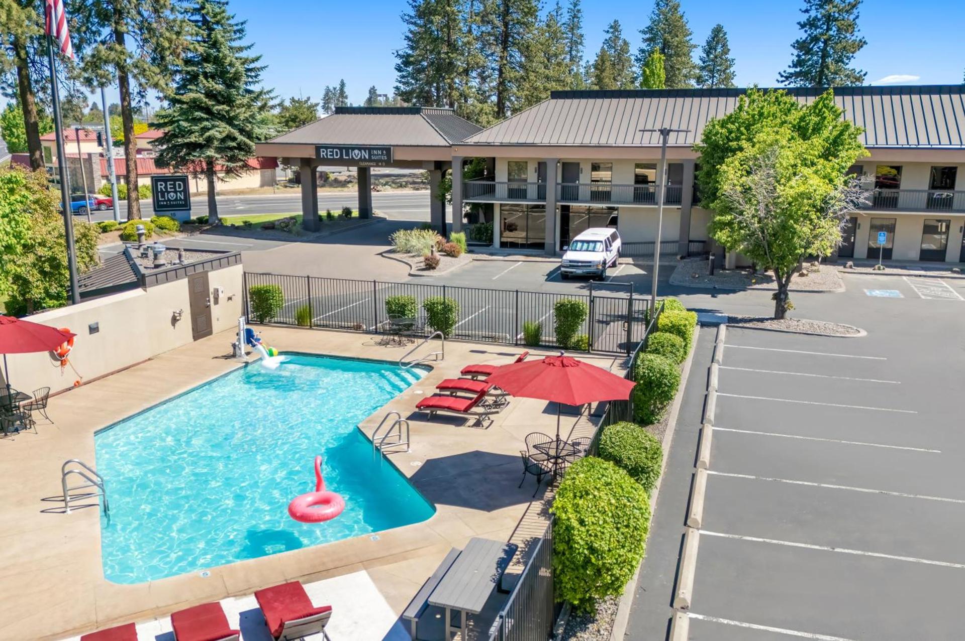 Red Lion Inn & Suites Deschutes River - Bend photo 2