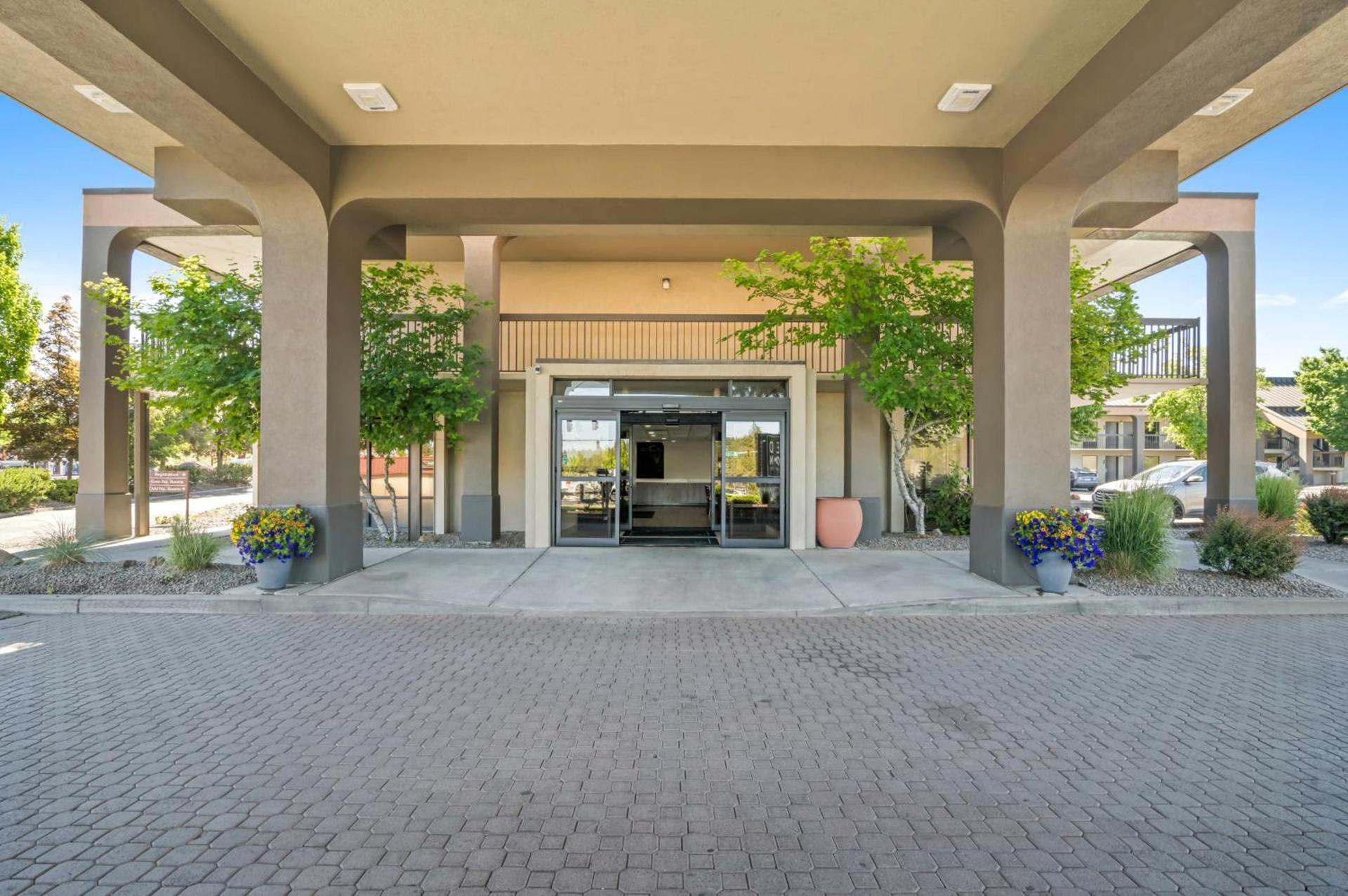 Red Lion Inn & Suites Deschutes River - Bend photo 5