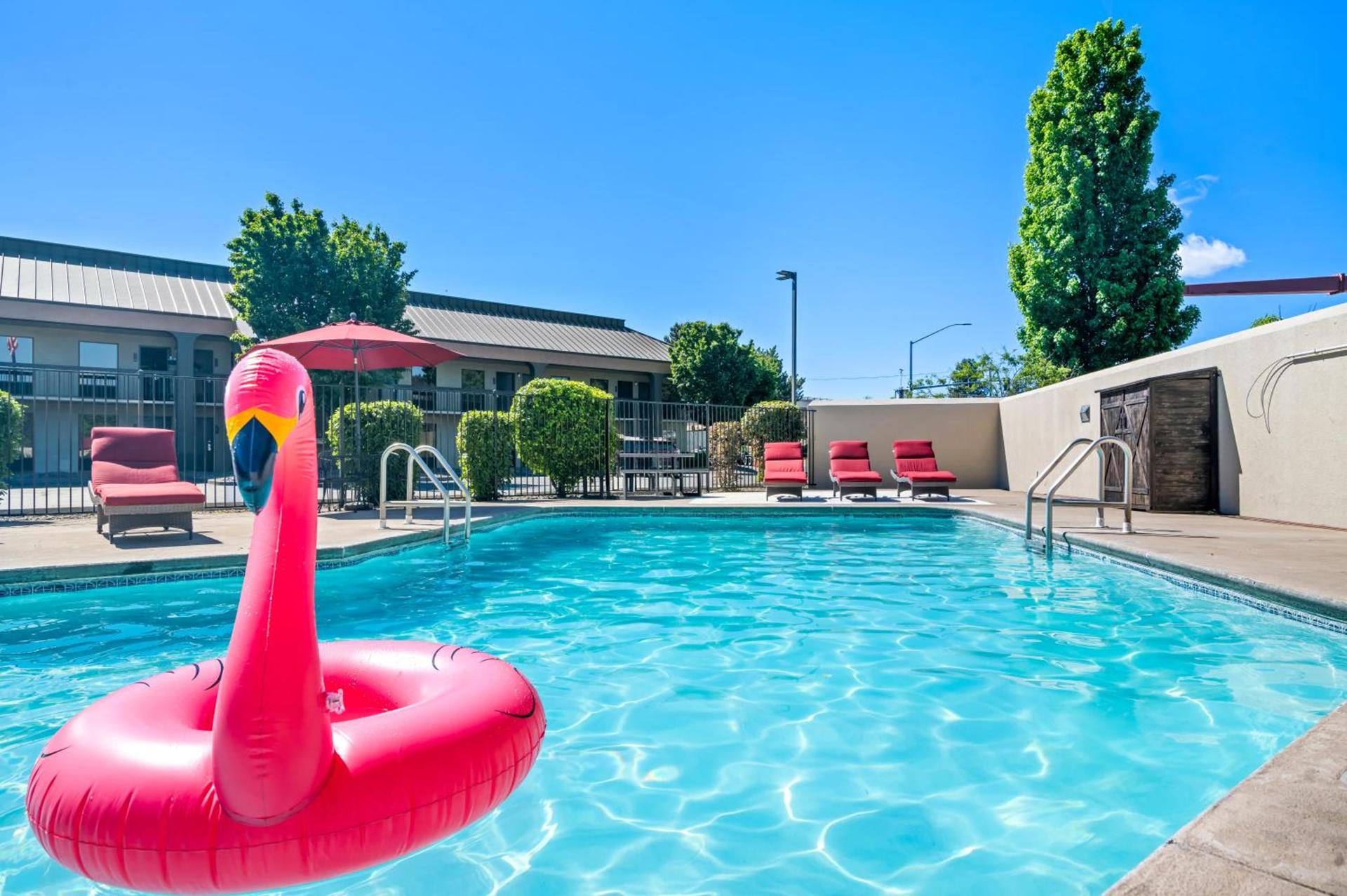 Red Lion Inn & Suites Deschutes River - Bend photo 8