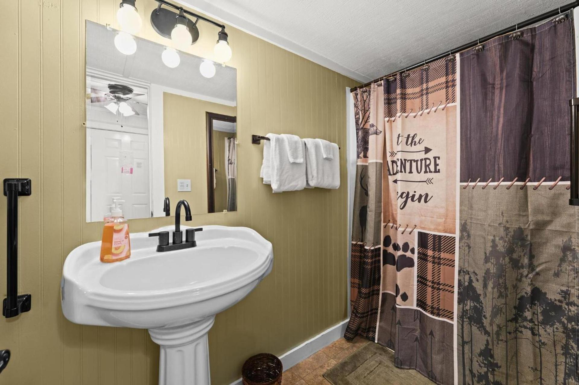 Cascades Inn photo 46