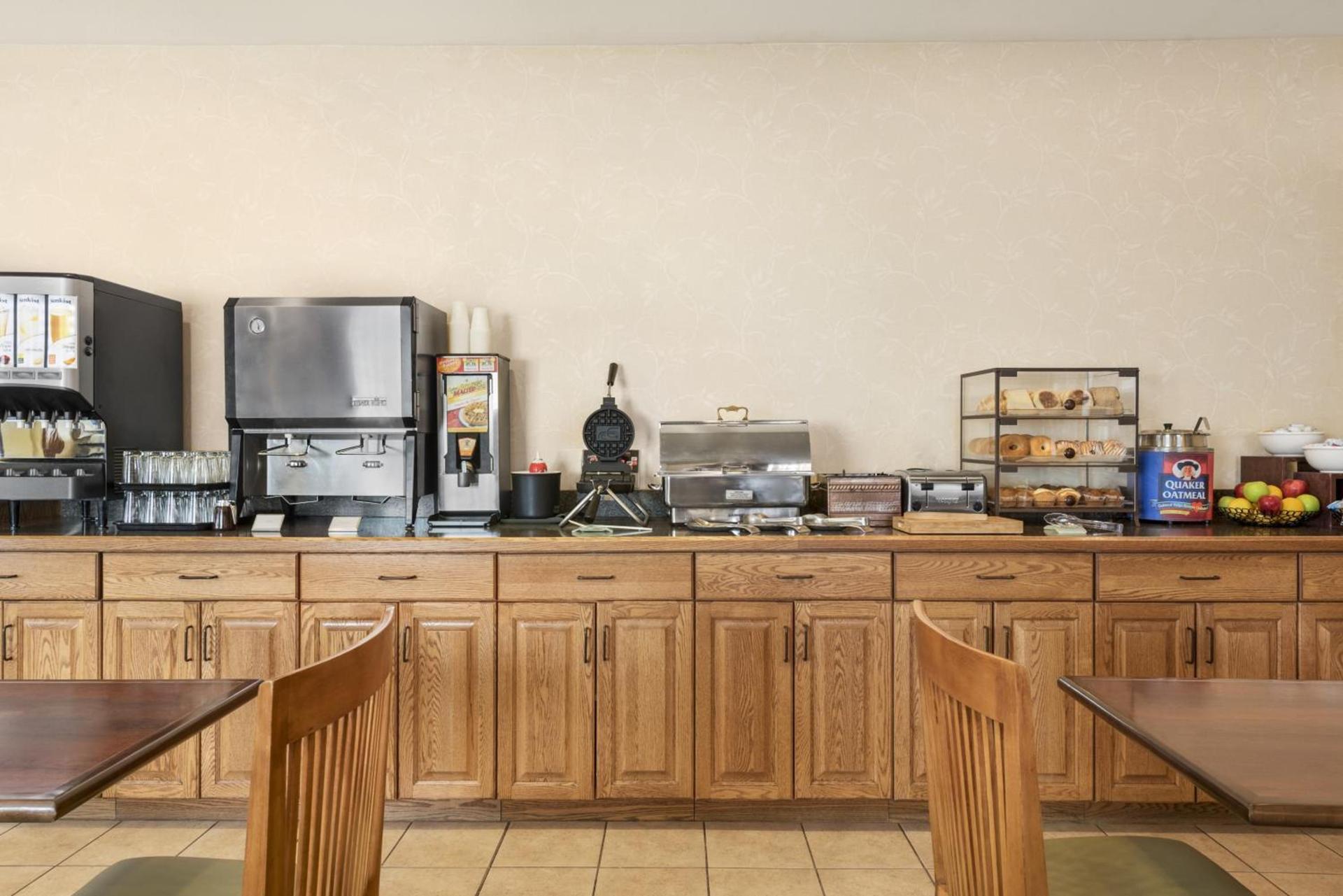 Country Inn & Suites by Radisson, Peoria North, IL photo 29