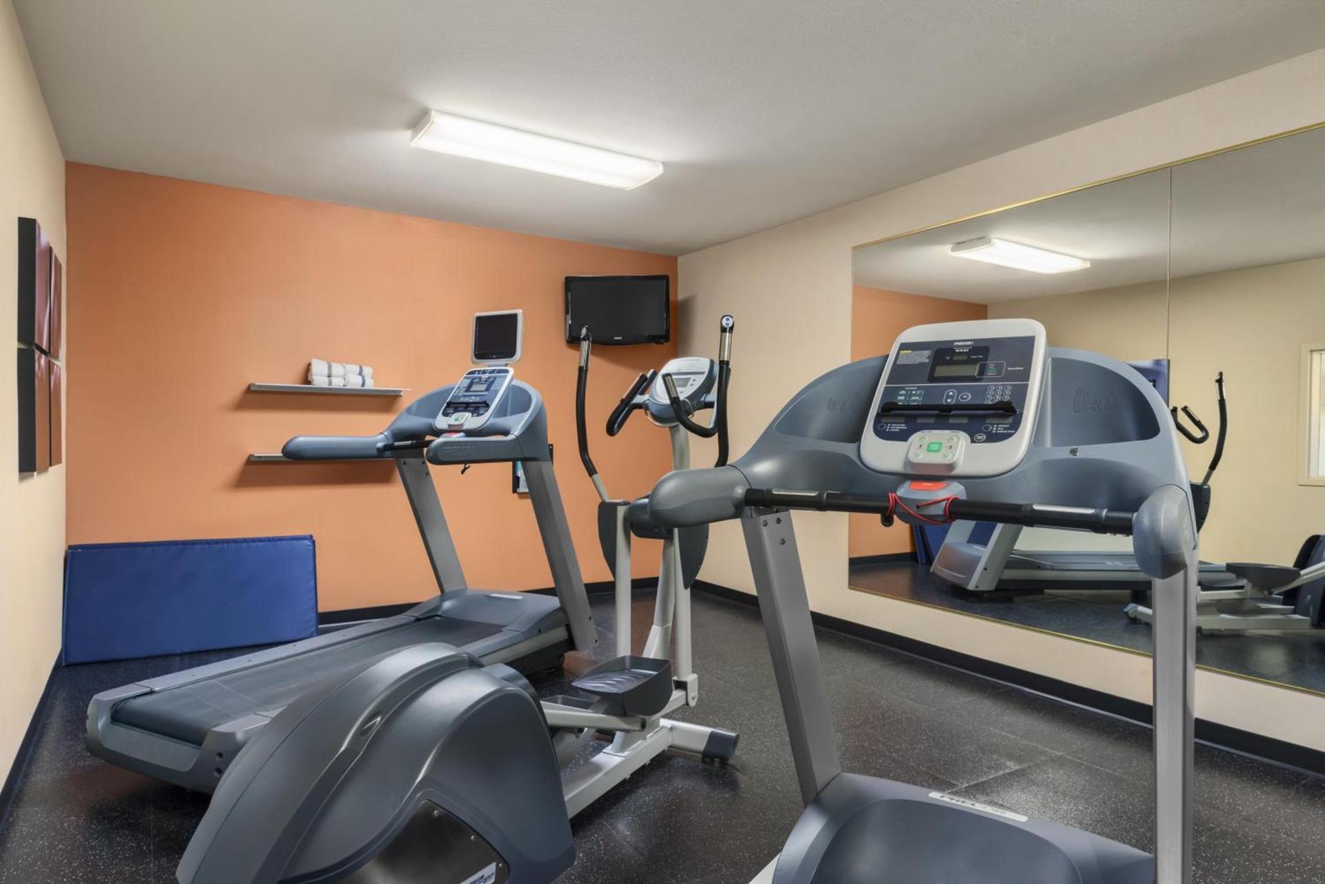 Country Inn & Suites by Radisson, Peoria North, IL photo 37