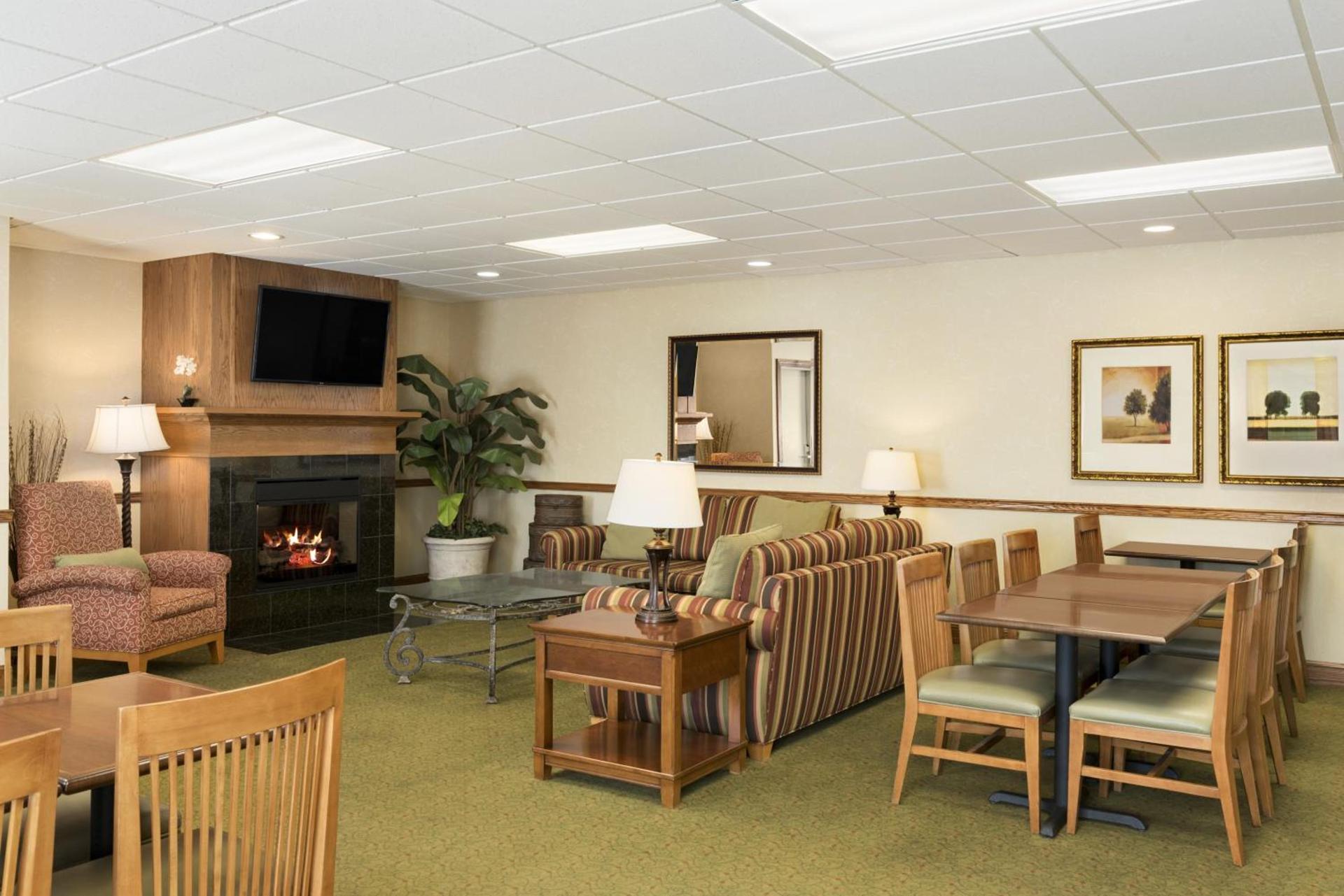Country Inn & Suites by Radisson, Peoria North, IL photo 31
