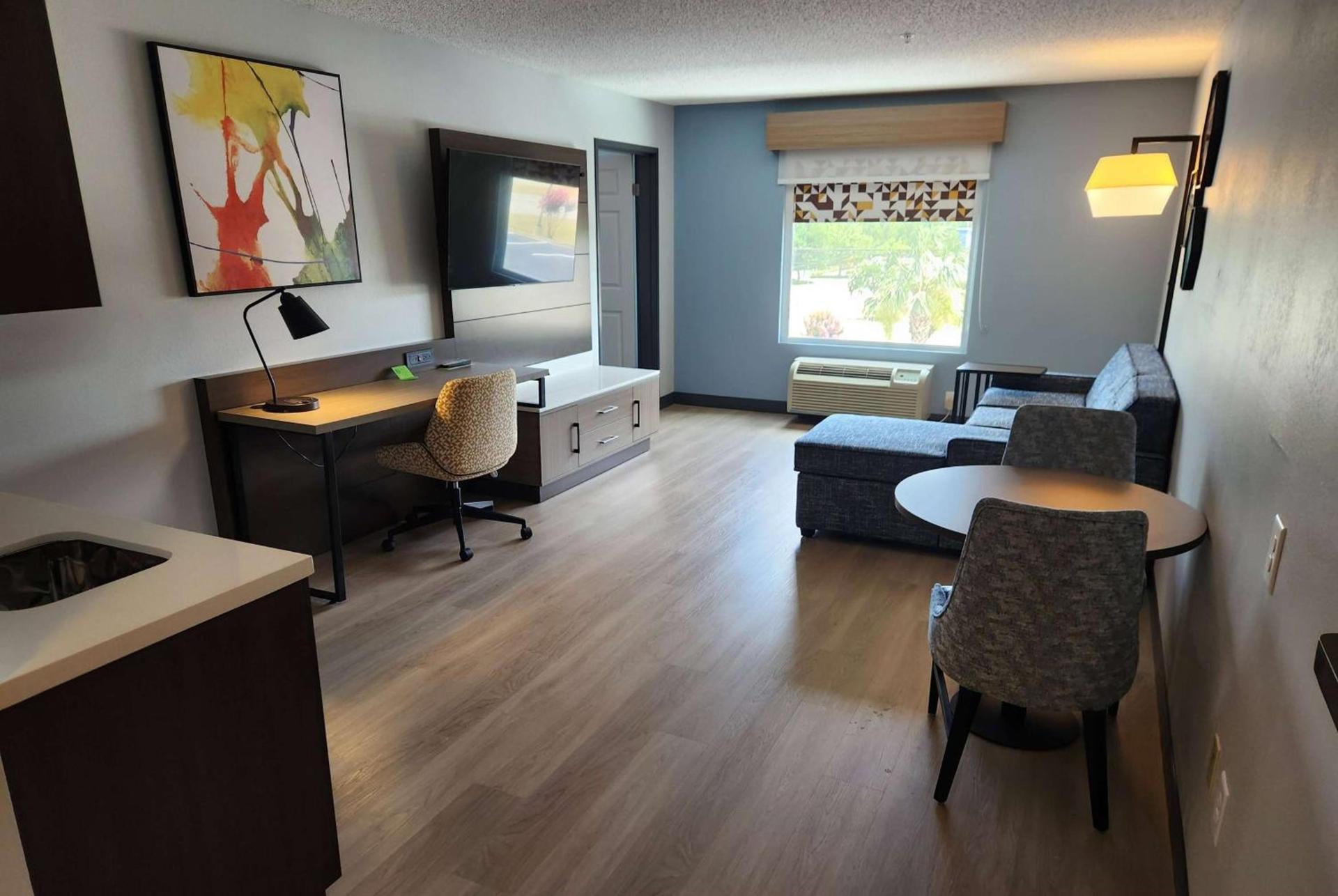 La Quinta by Wyndham Warner Robins - Robins AFB photo 22