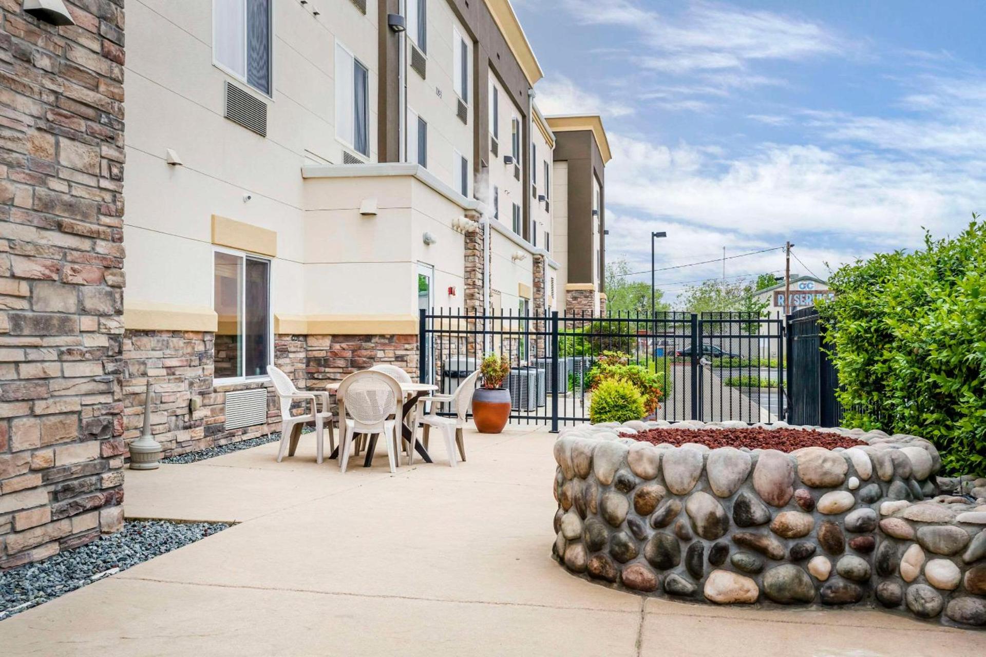 Comfort Suites Redding - Shasta Lake photo 3