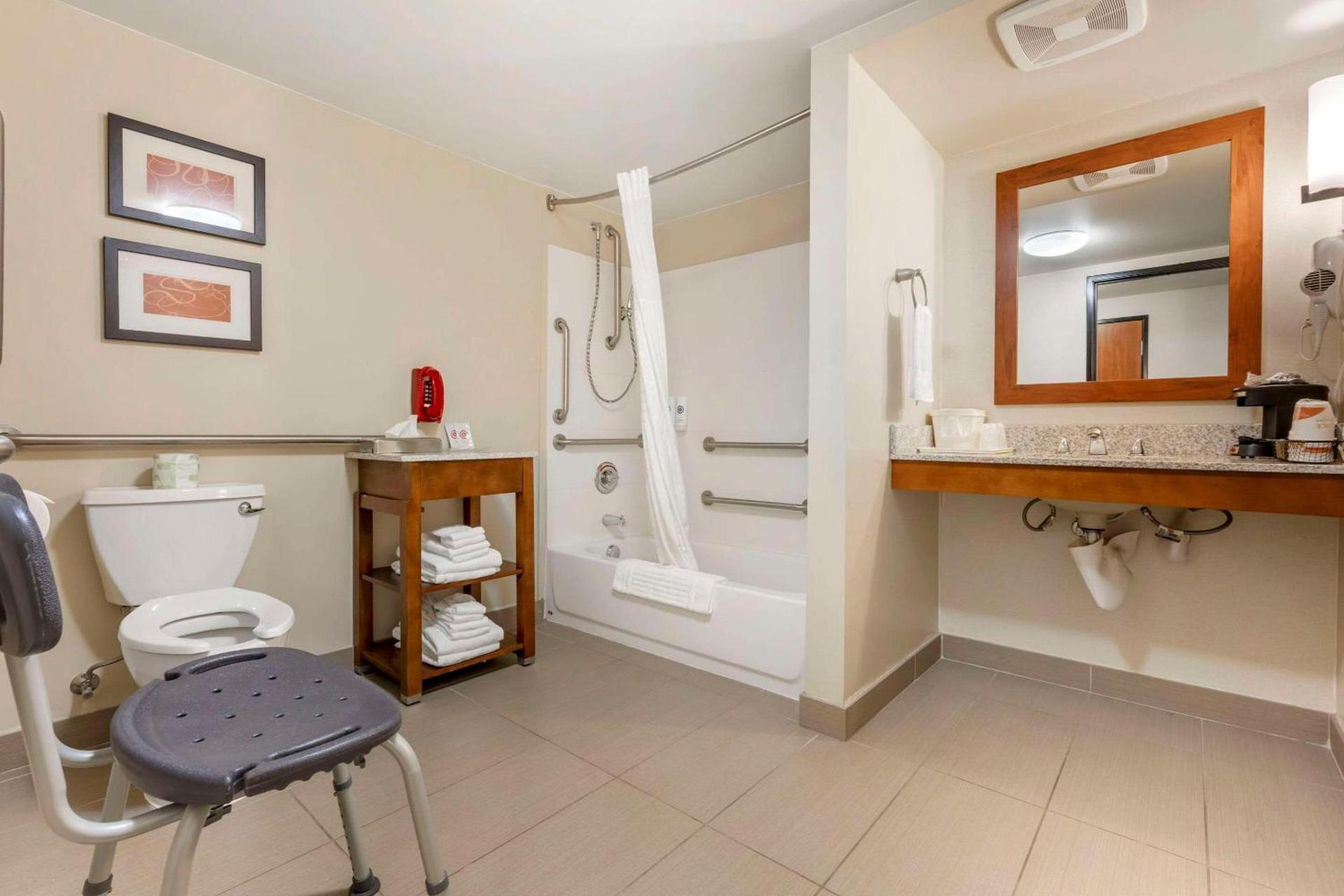 Comfort Suites Redding - Shasta Lake photo 15